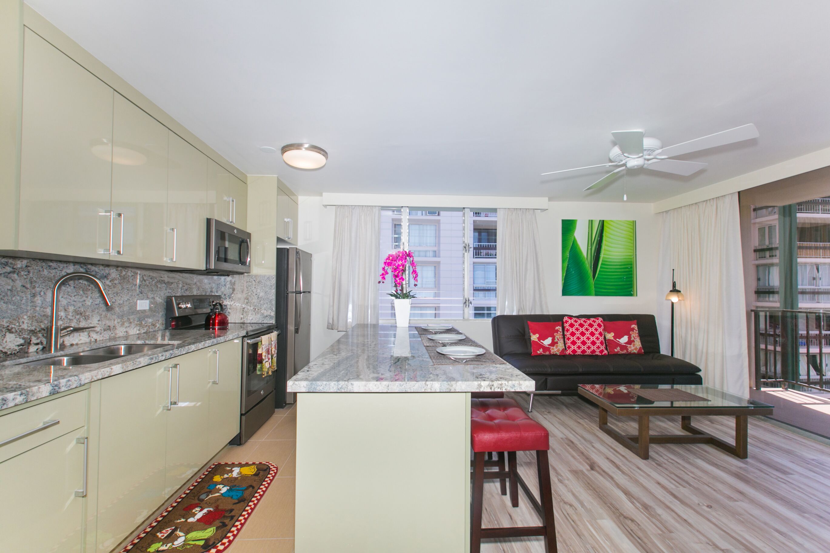 Designer Renovated, One Bedroom, Free Parking, Washer/dryer, Walk To Beach