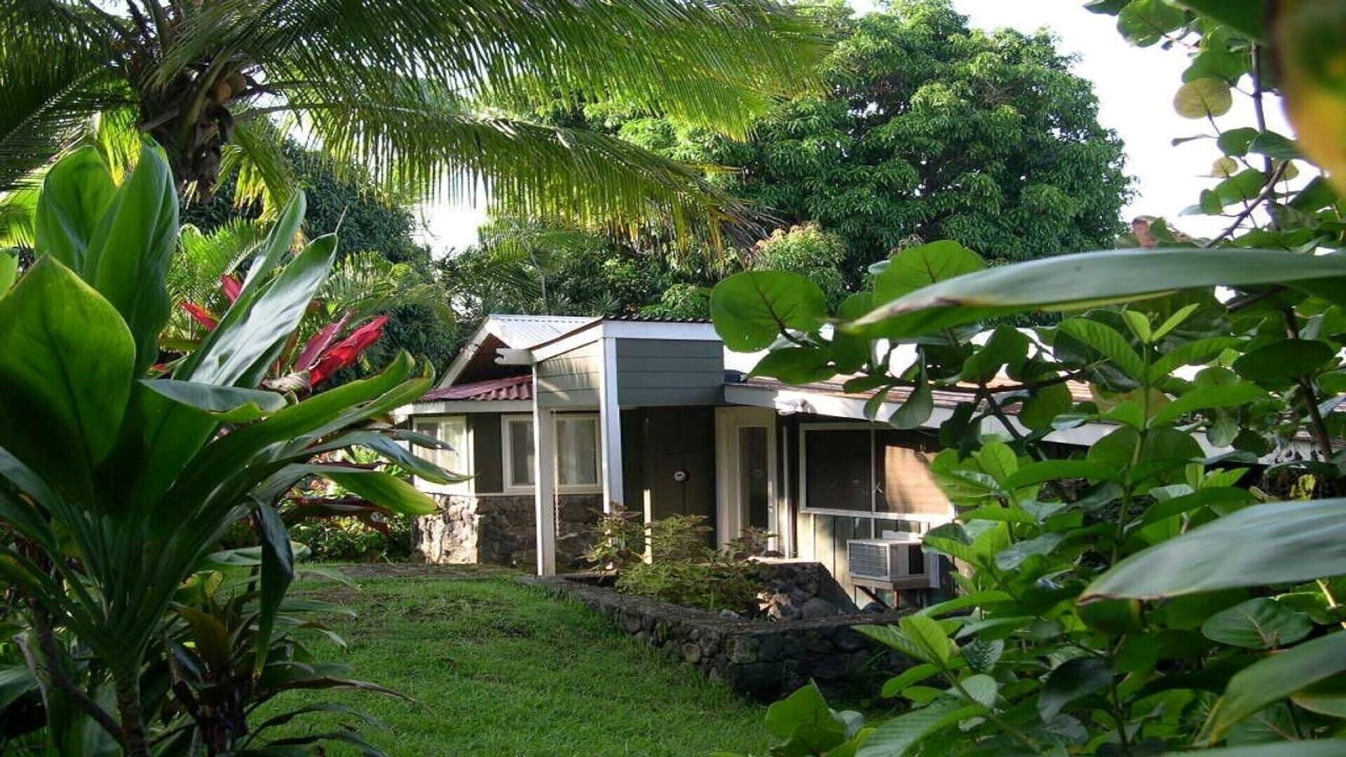 Cottage-like Duplex in South Kona on the Big Island.<br>Sleeps two adult guests