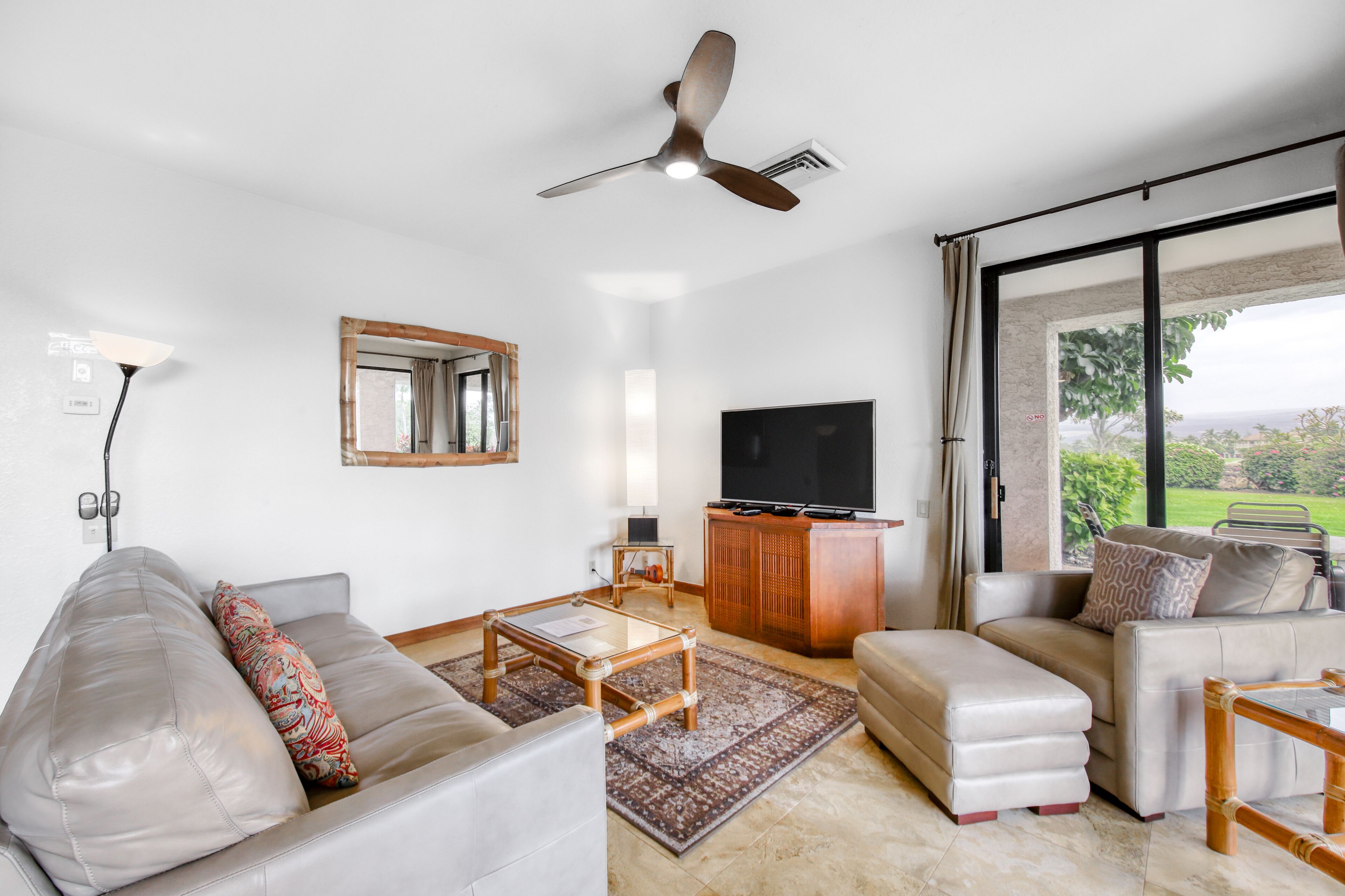 Corner condo on golf course with pool & hot tub access, & private washer/dryer