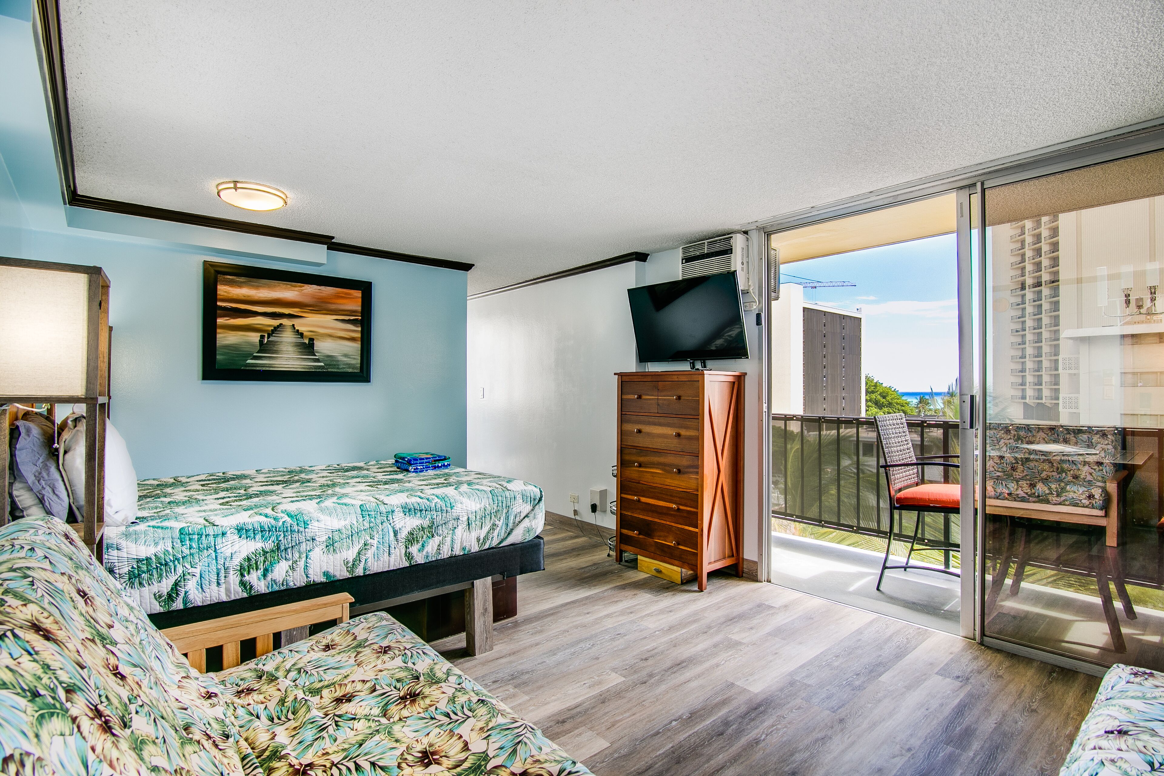 Comfortable, Bright and airy condo w/ full kitchen, sleeps four