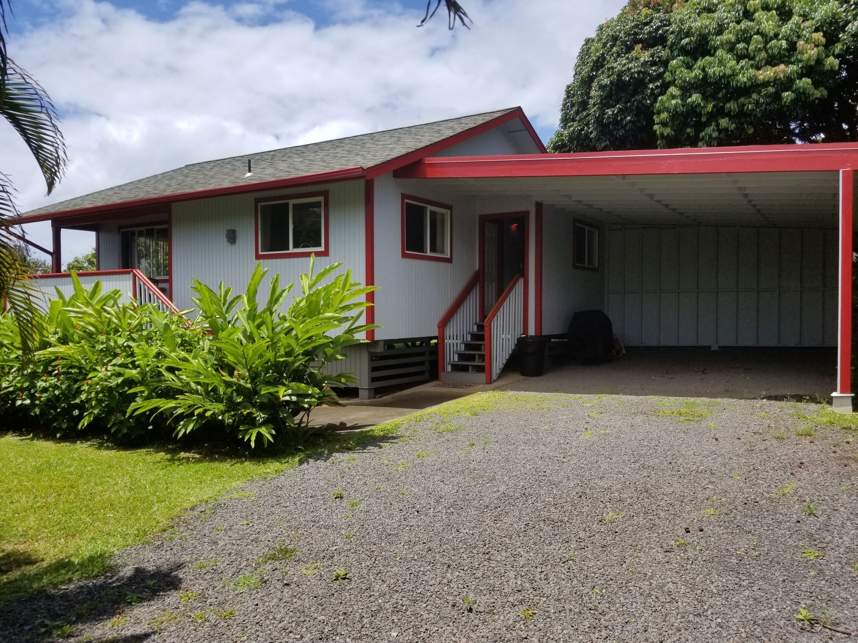 Private, Serene & Cute Cottage.  Ocean Views & A/C.  Near Hana Hwy.