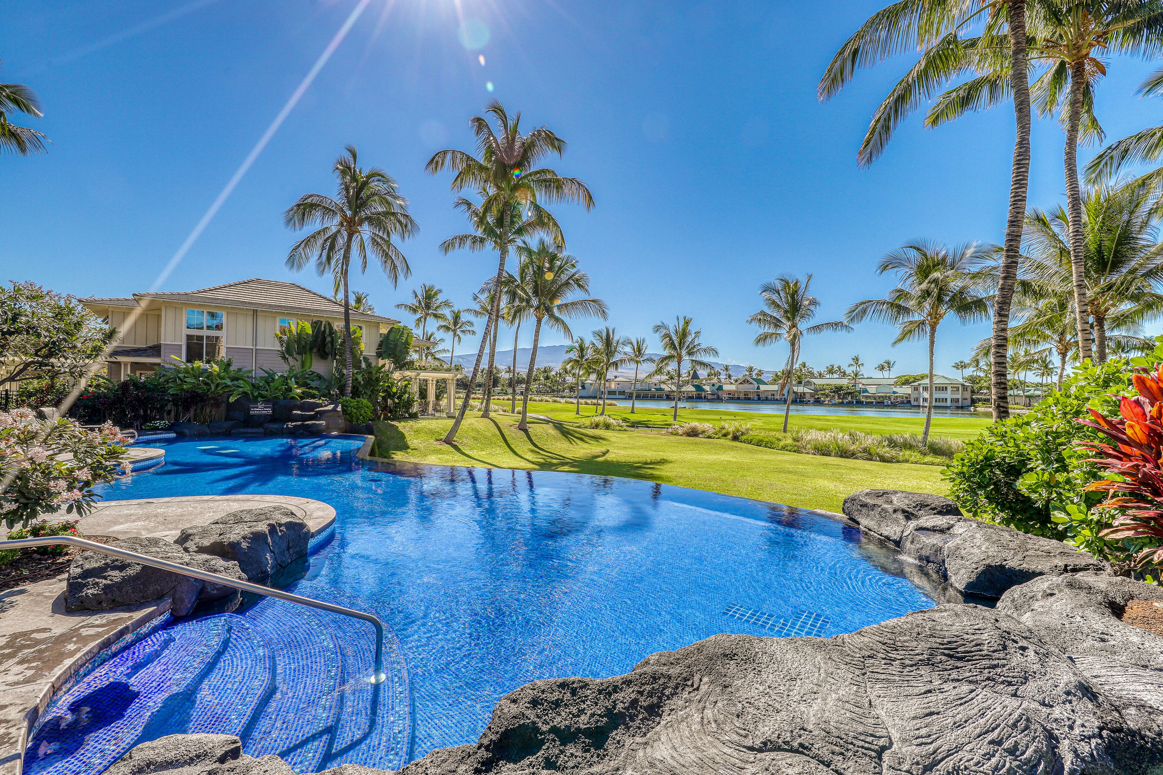 Amazing golf course front condo with lanai, AC, pool, & hot tub