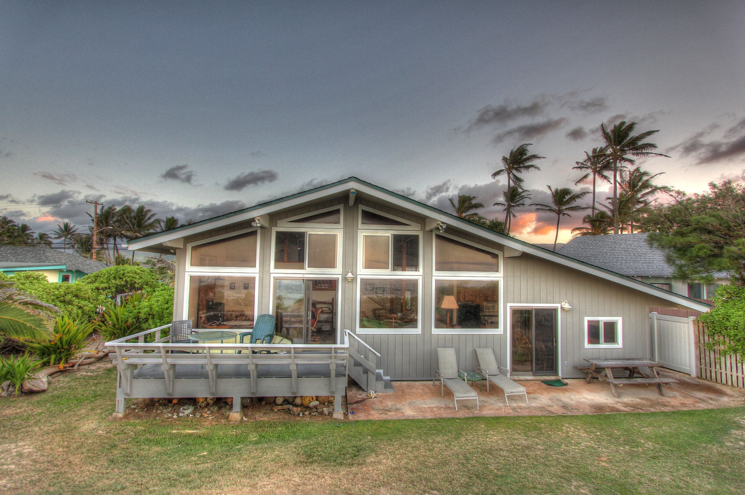 TRULY BEACHFRONT House + 2 cottages for extra guests or privacy