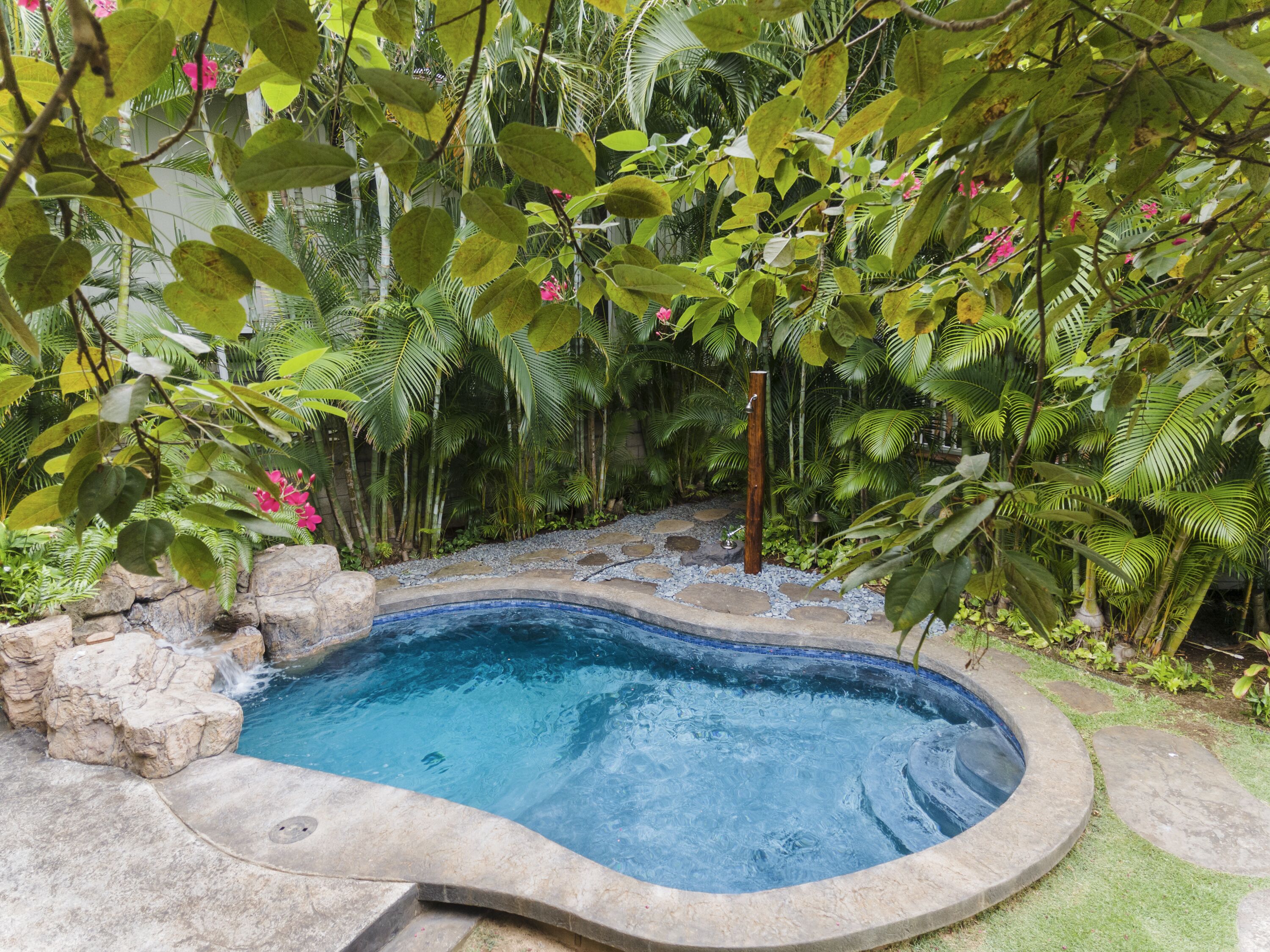 Quaint Tropical Cottage w/Pool, Lanai & AC, Walk to Beach: Lanikai Ohana Hale