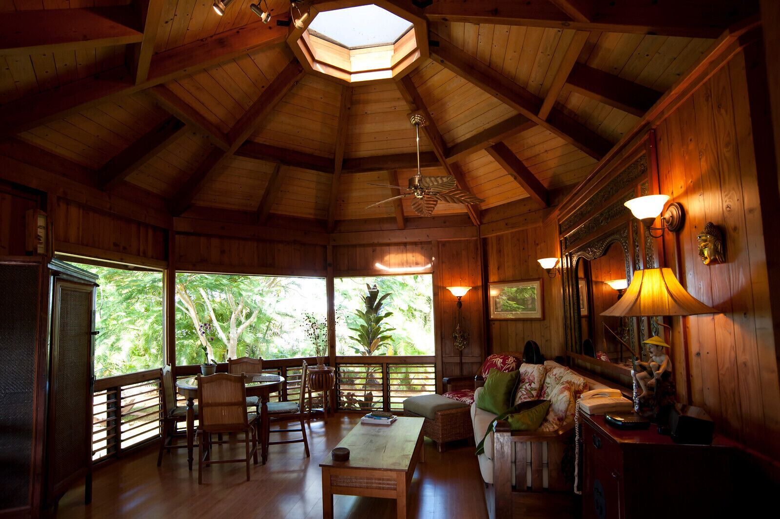 Private Handcrafted Cottage, Walk to Secluded Beach, Hot Tub, Tandem Kayak, WiFi