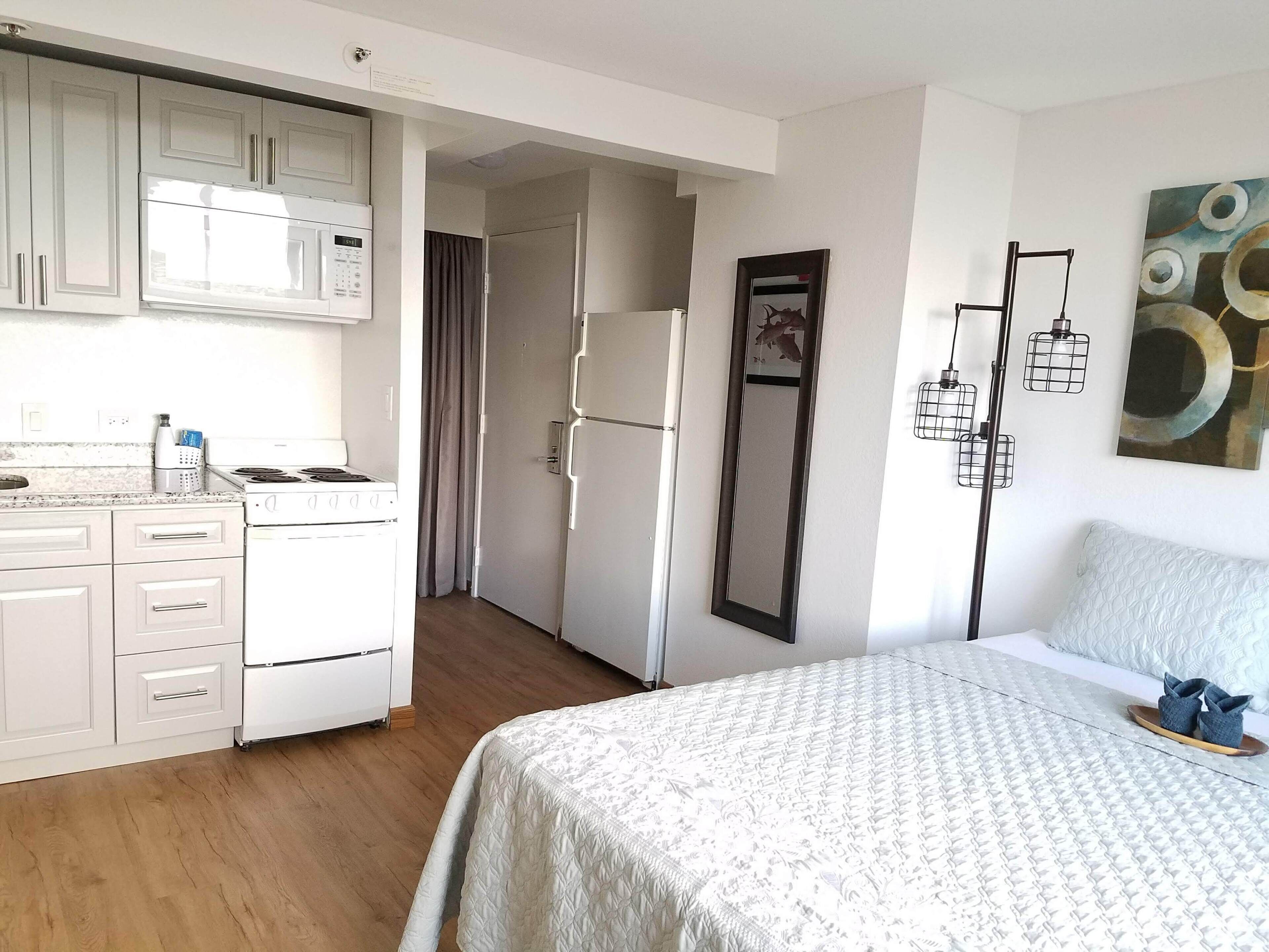 Renovated Adjoining Waikiki Studios w/2 Full Baths, Kitchen and Ocean View