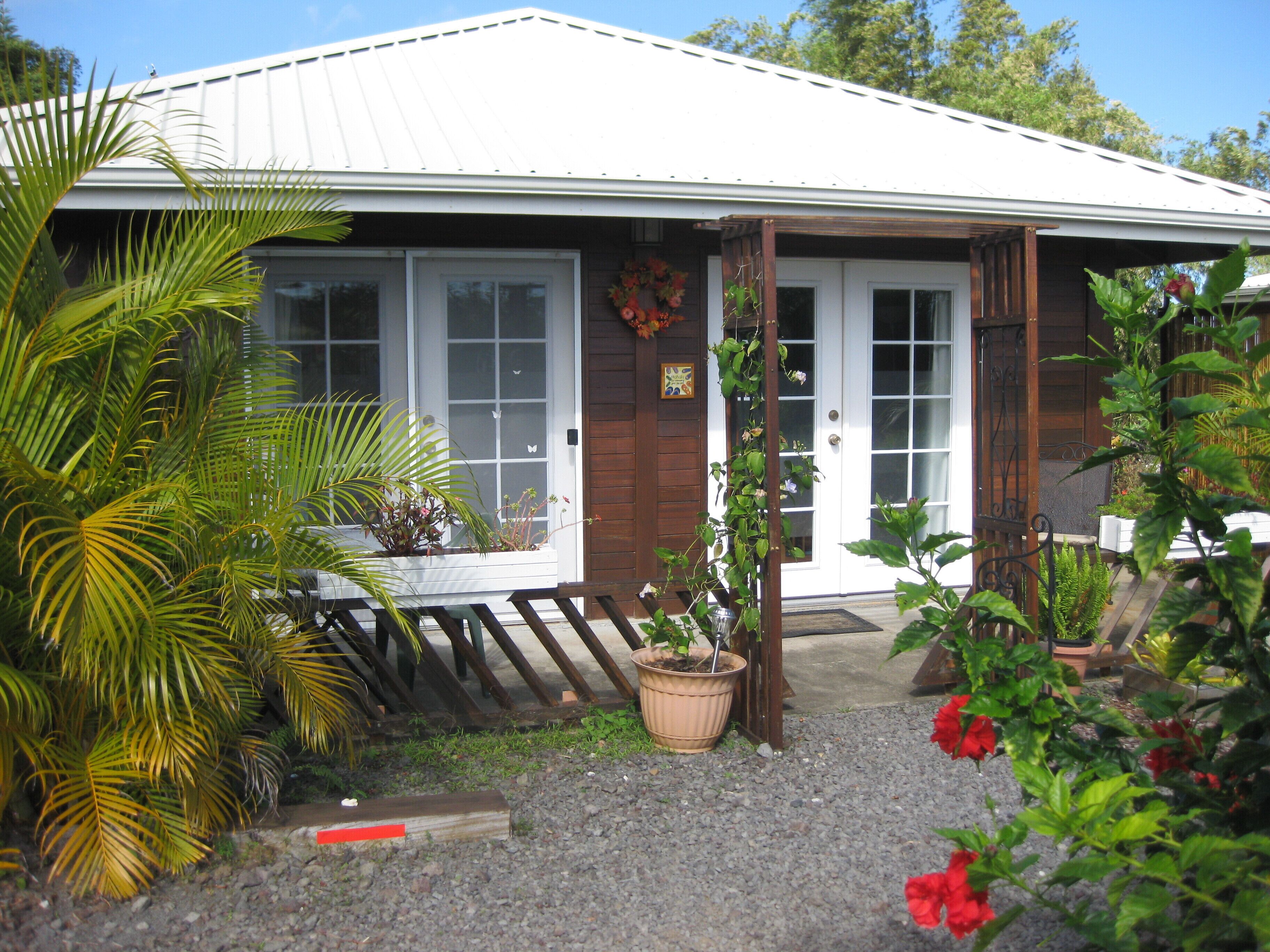 Lovely garden cottage, Hamakua waterfall district, 100% solar