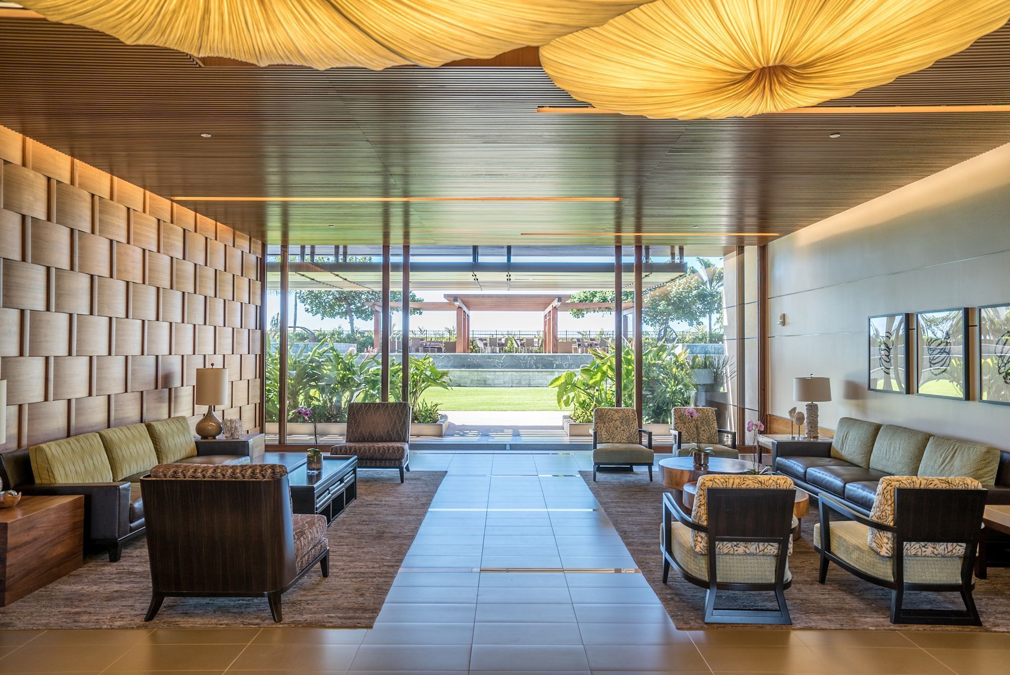 Luxury 1BD in ONE ALA MOANA with Beautiful View and Room with Free Parking!!