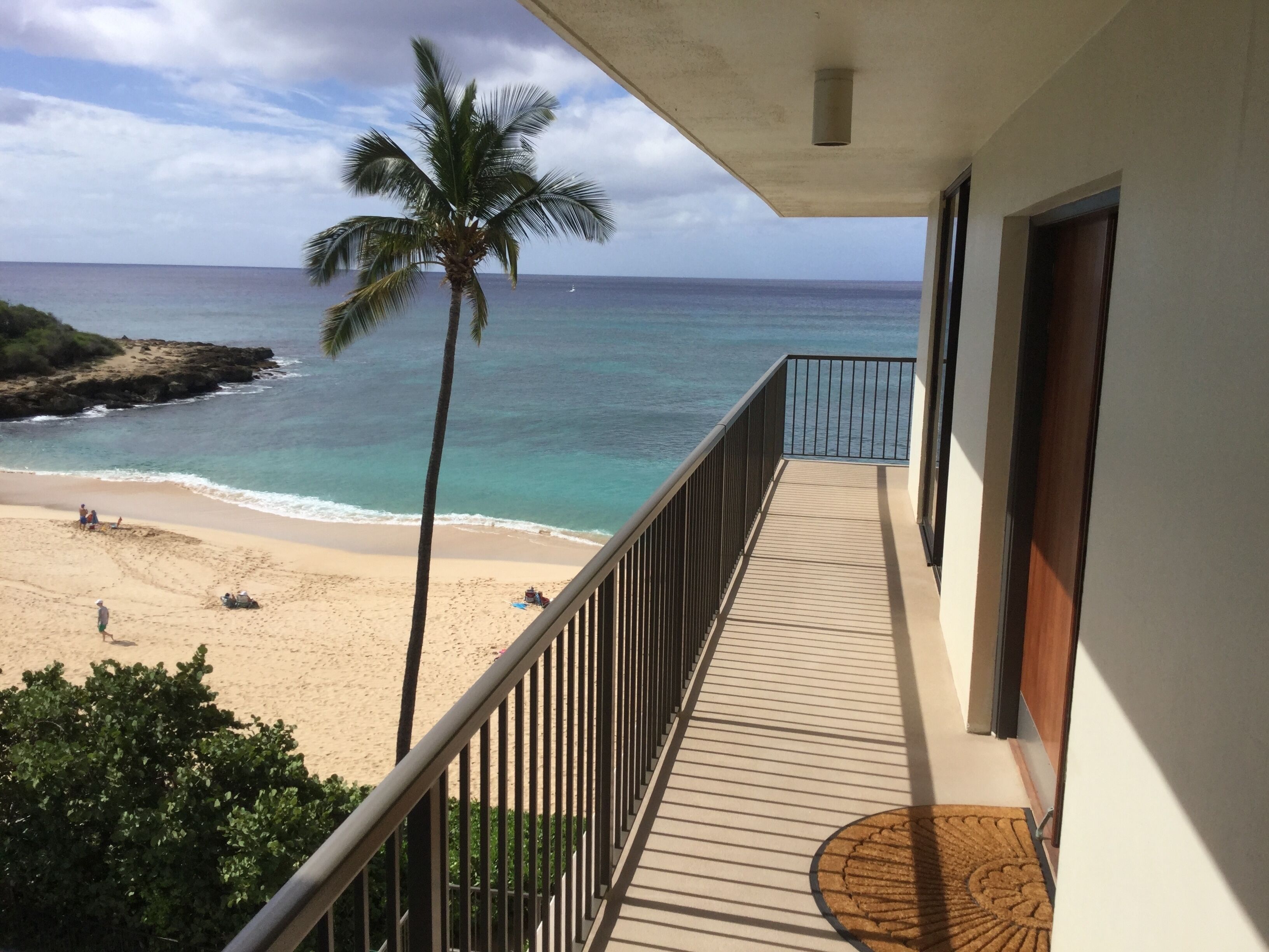 Beautiful Beachfront Corner Unit Condo with wraparound lanai