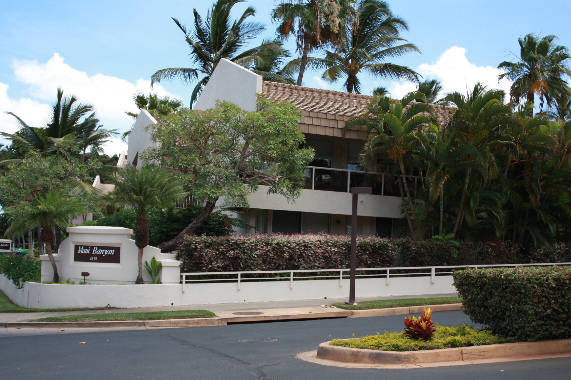 Tropical getaway at the Maui Banyan! Partial Ocean View 1 bedroom, 2 bath.