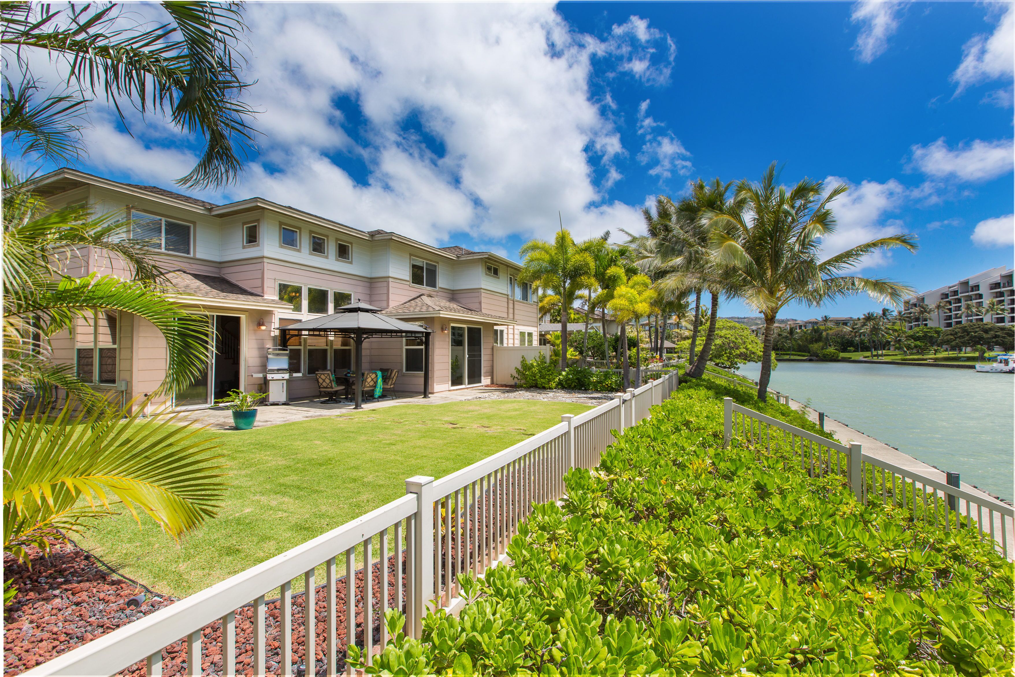 Ohana Kai: Modern Water Front Condo w/Gorgeous Views, A/C, Yard, & Shared Pool