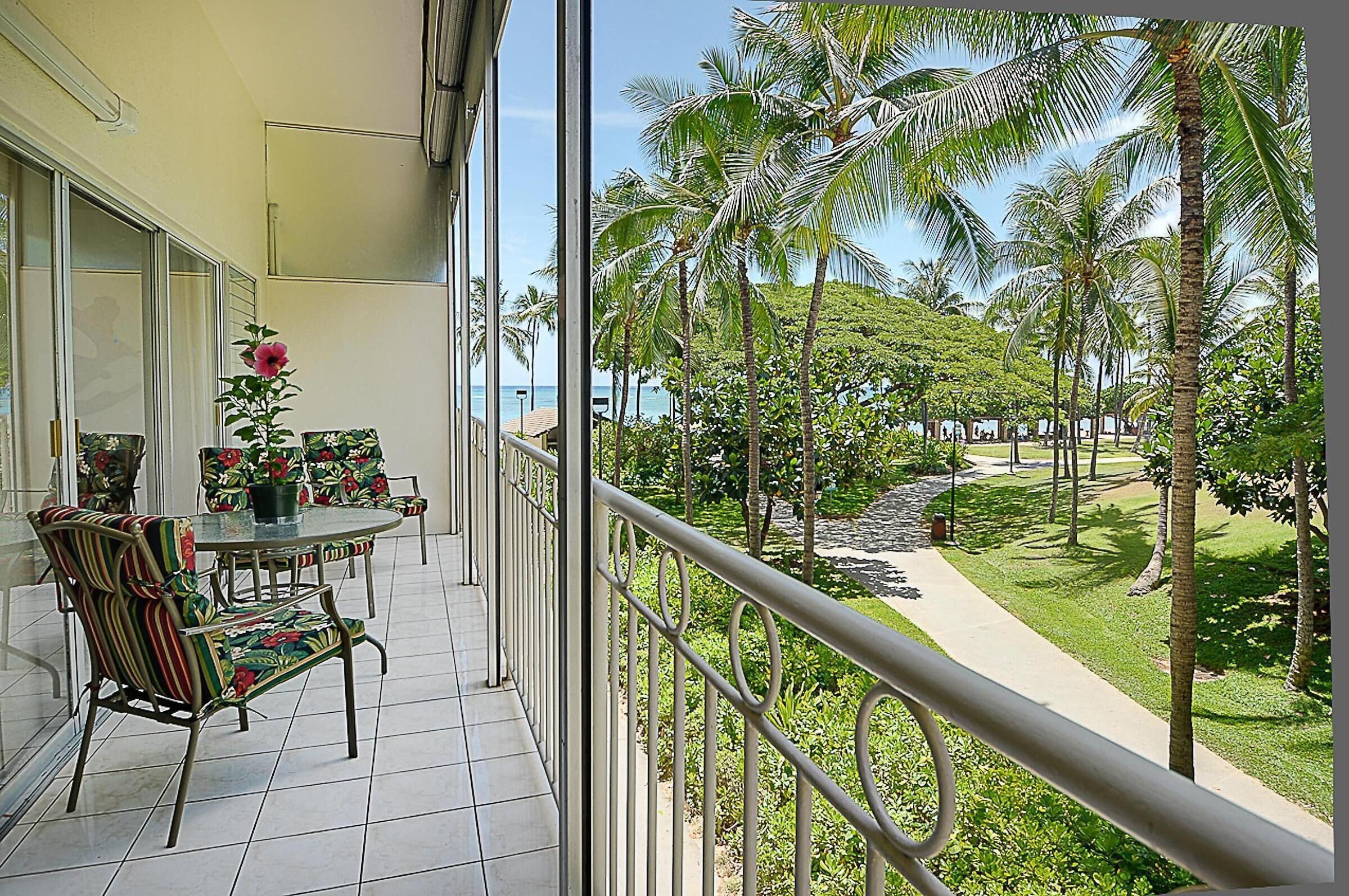 Waikiki Shore 1 bedroom with large lanai on Waikiki Beach - free parking & WiFi
