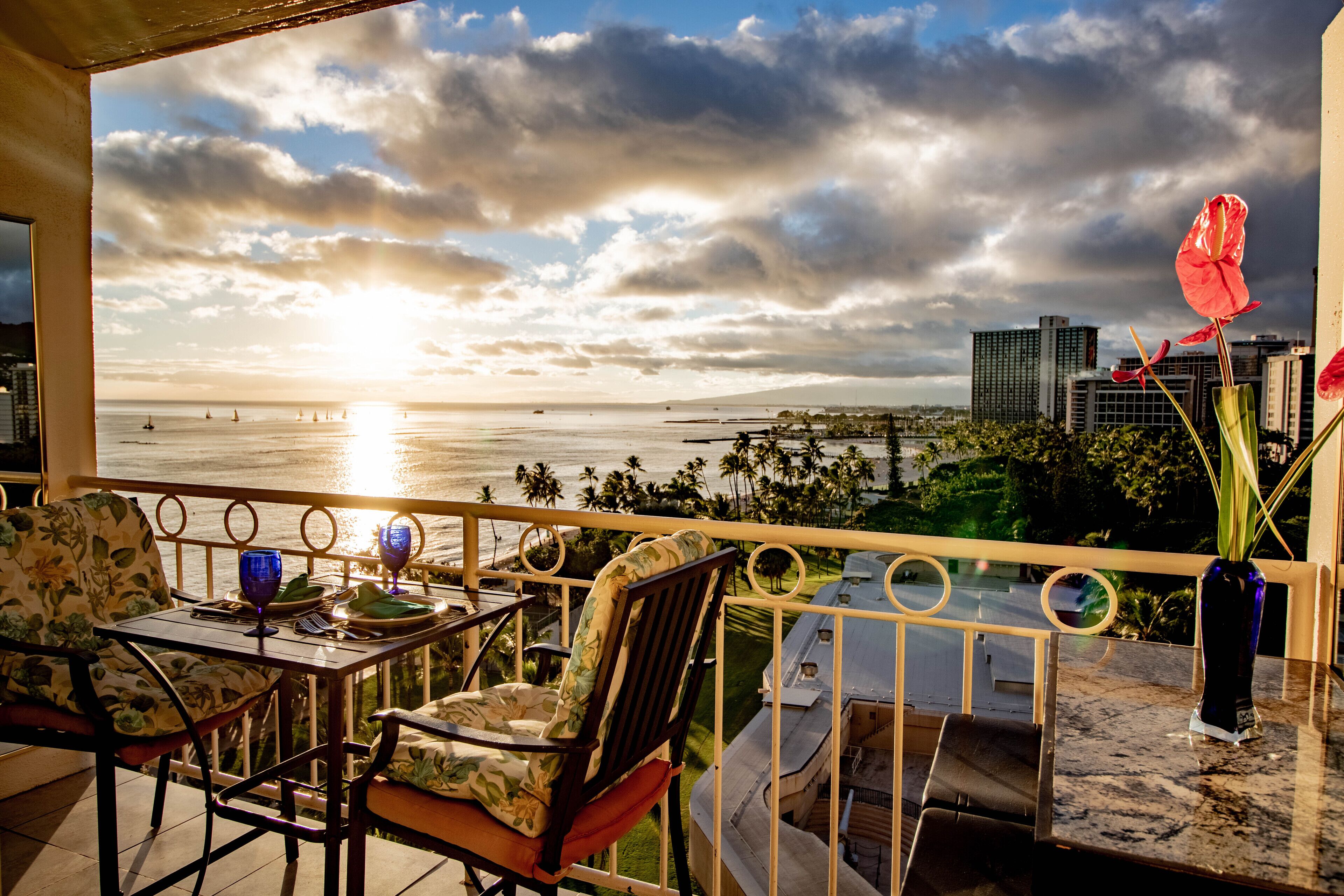 Waikiki Shore Beach Front Studio