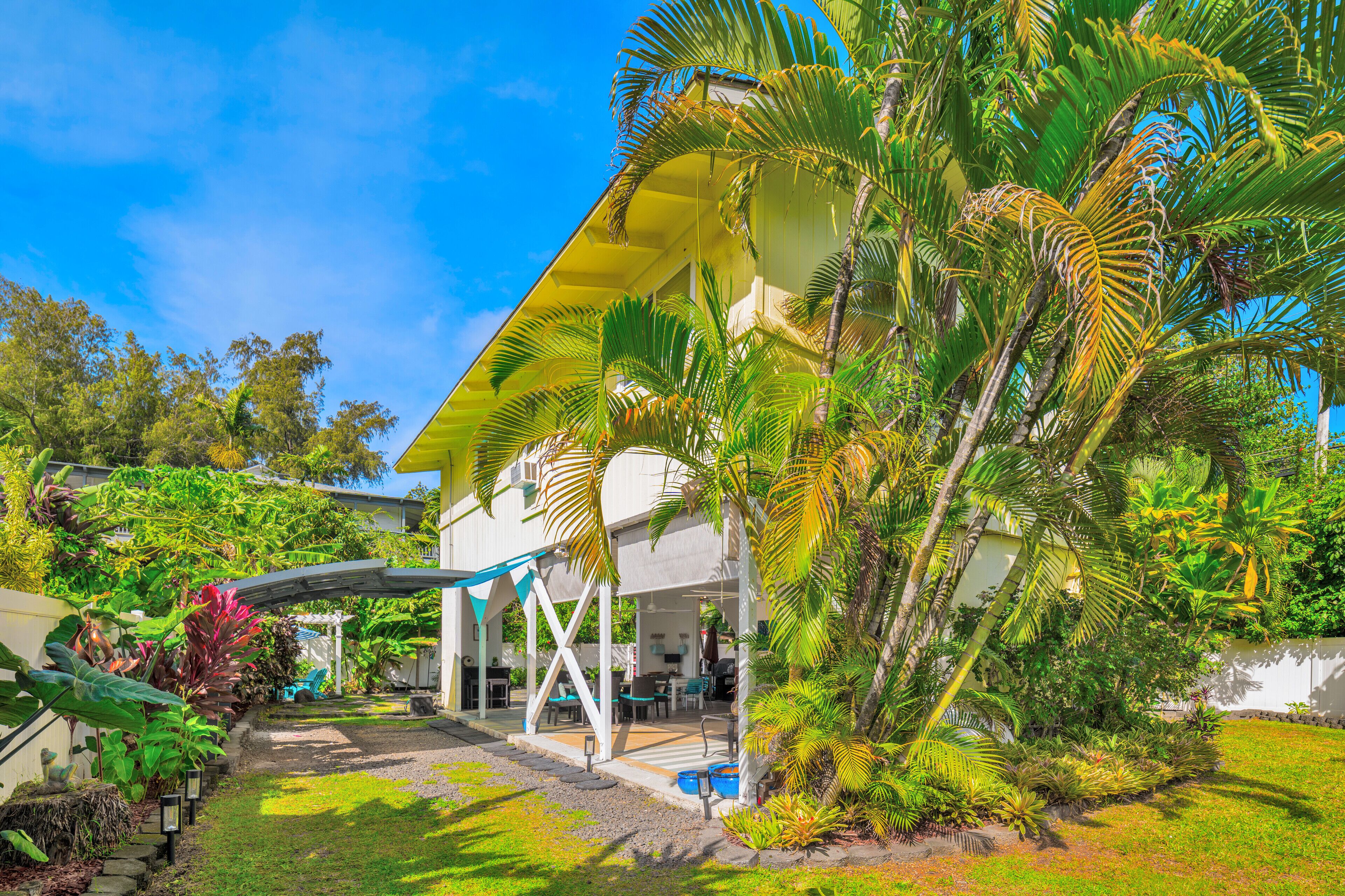 Gated cottage, 3 blocks to beach, A/C  Close to Tunnels. Lots of outdoor space