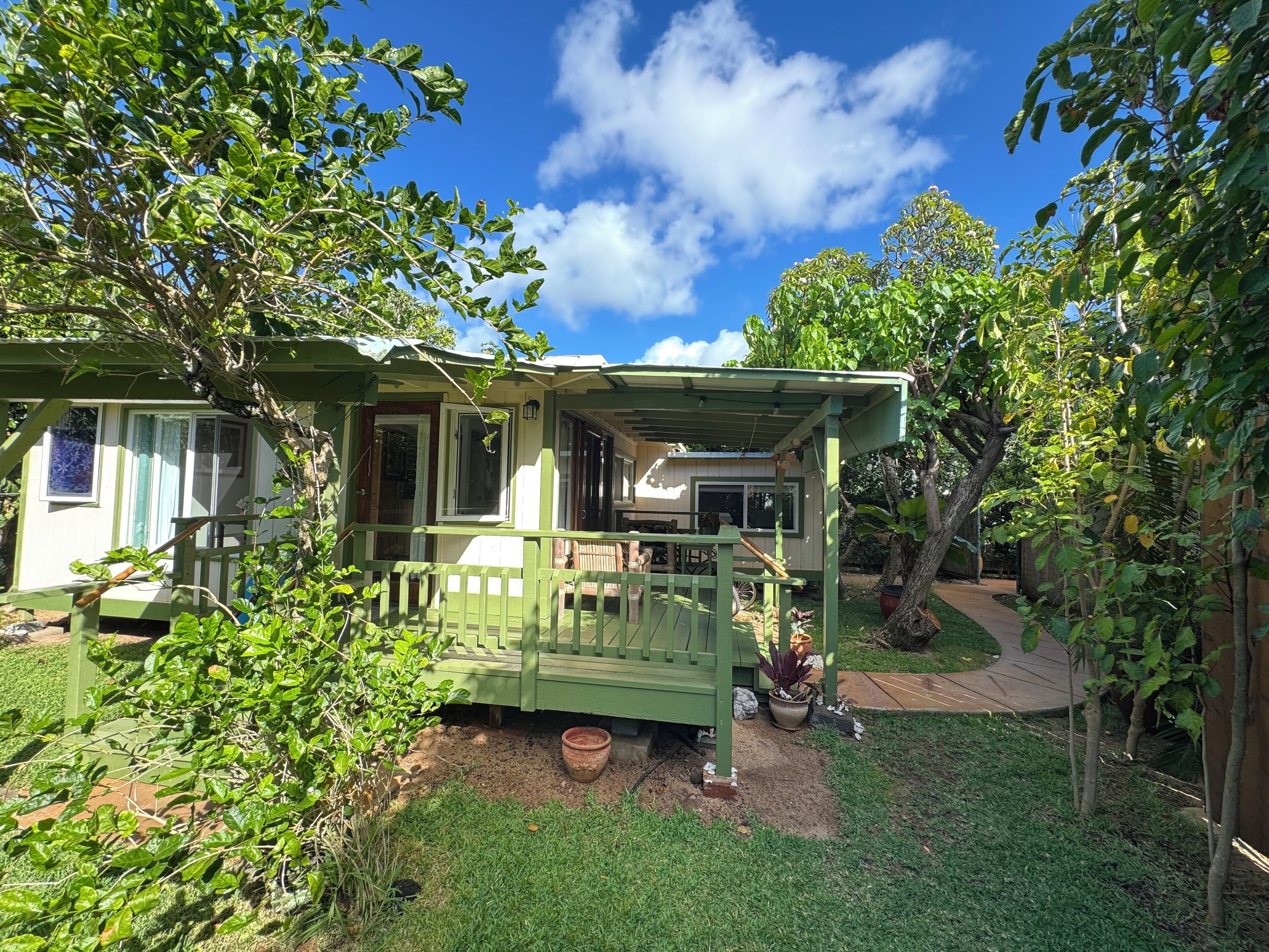 Sunset Pt. BEACH Cottage/ almost beachfront w yard, bikes for 2 guests only.