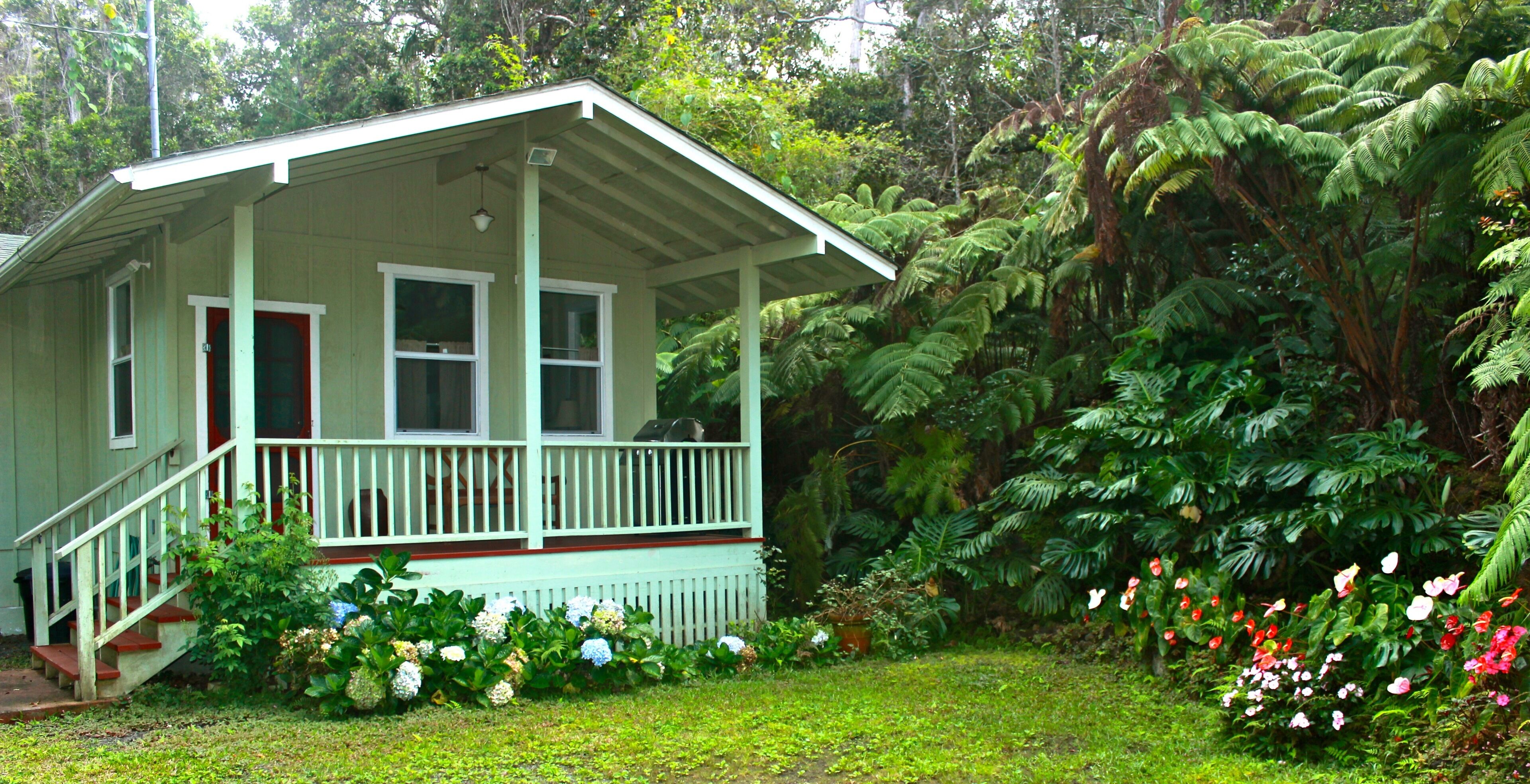 Charming Kaloko Mountain Cottage with hot tub - private,secluded and cozy!!