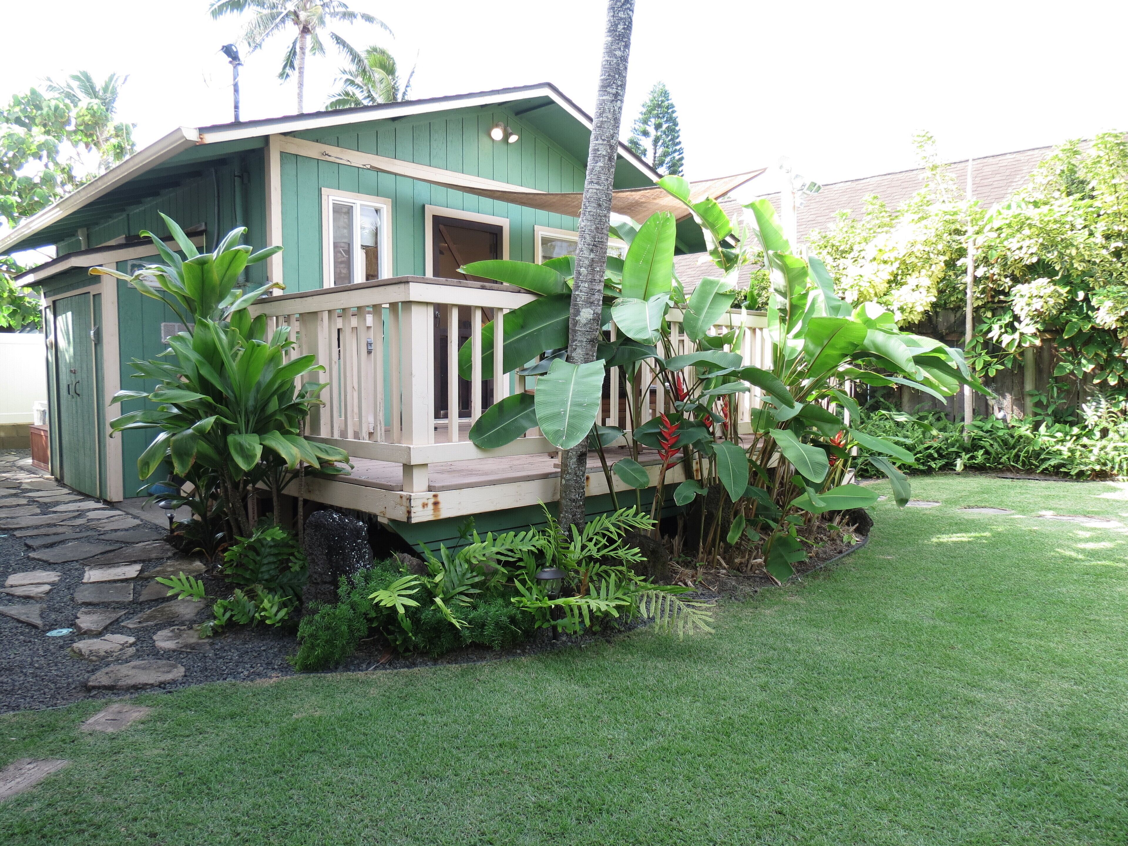 Cottage-Very Close to Beach-Quiet A/C-Full Kitchen with Range/Oven-Deck-Laundry