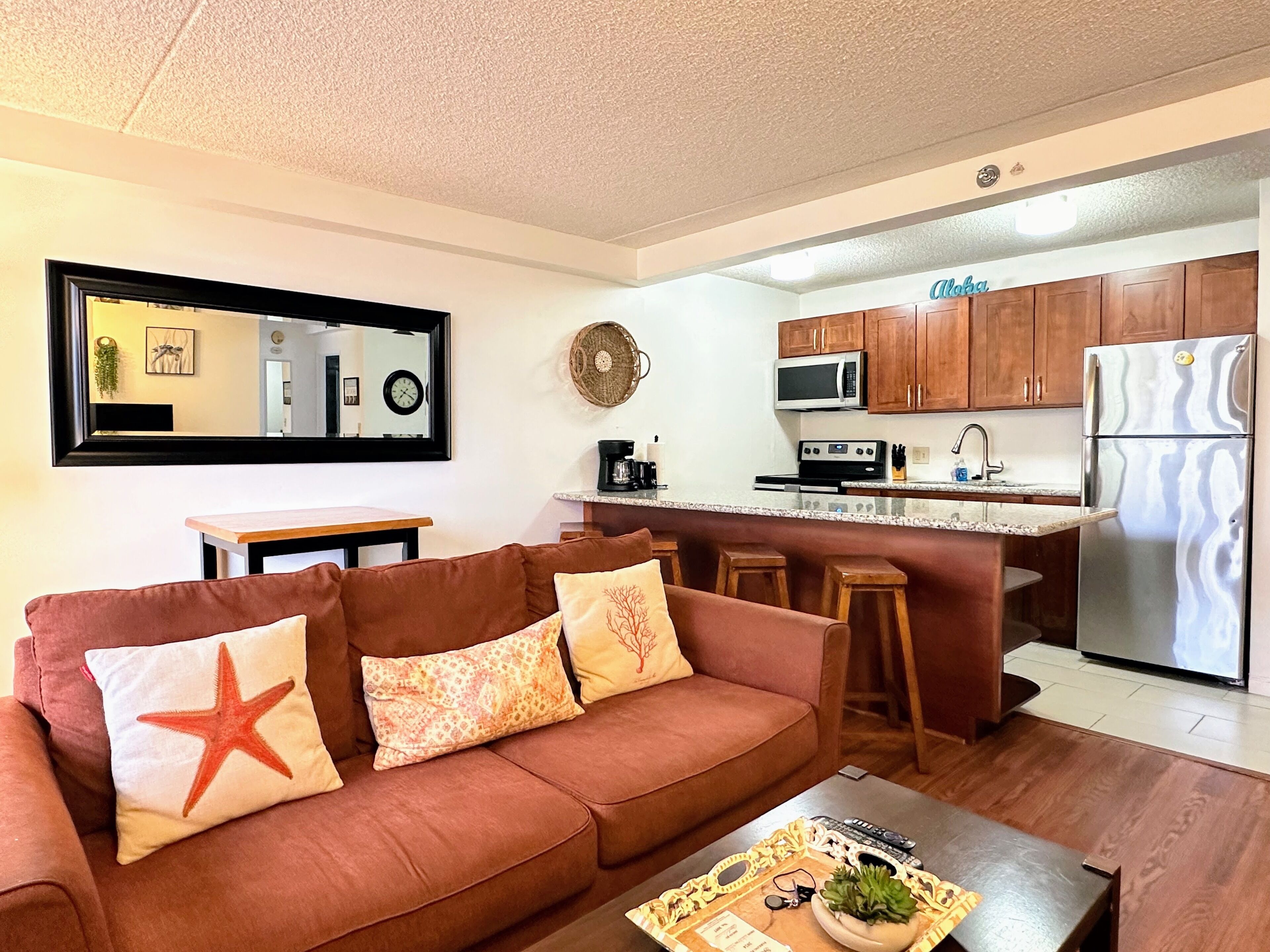 Free Parking! 6 Minute Walk to Waikiki Beach!