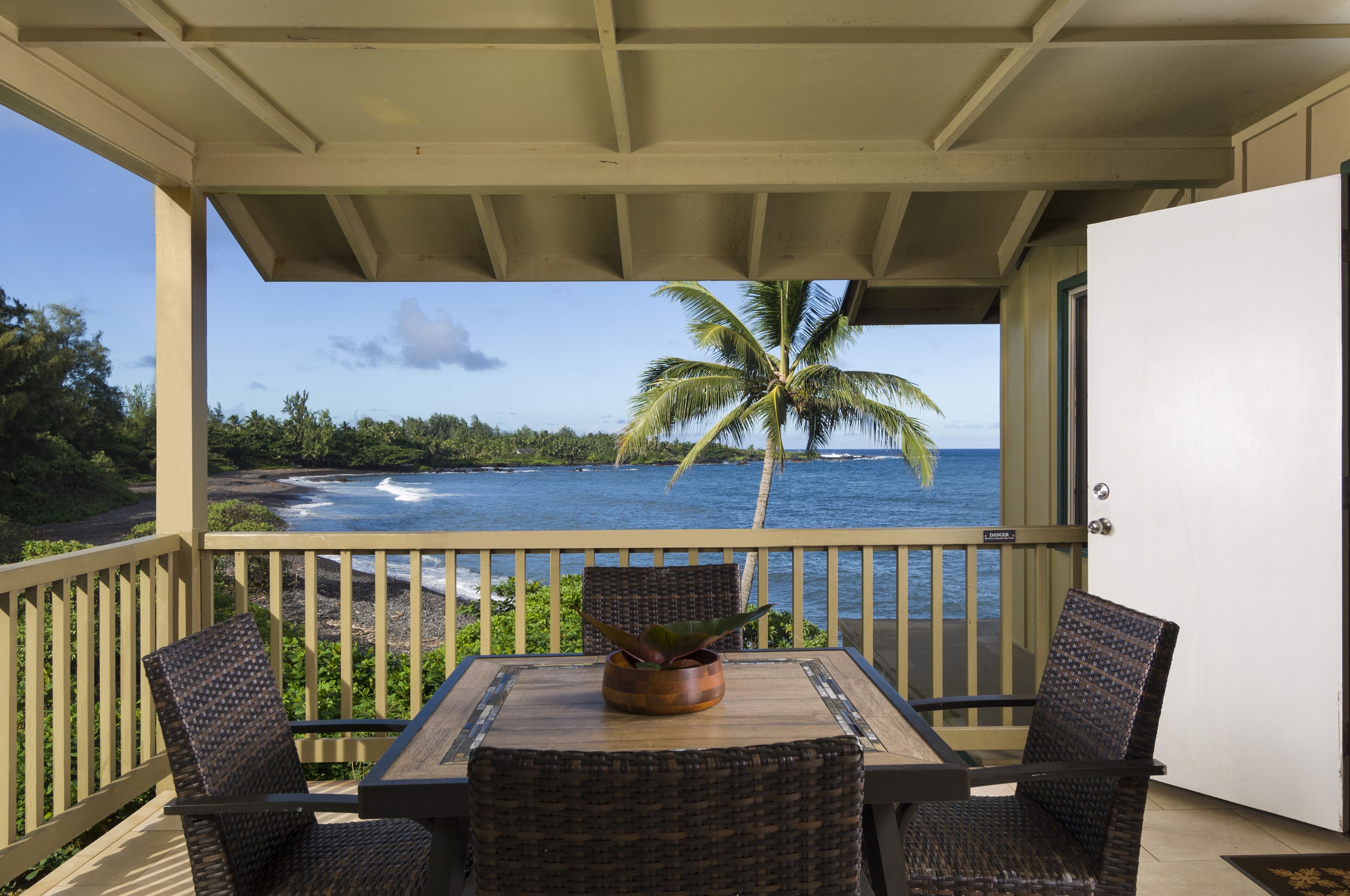 Oceanfront #4 at Hana Kai Maui - 1 Bedroom Upper Floor Corner 100ʻ from Water!