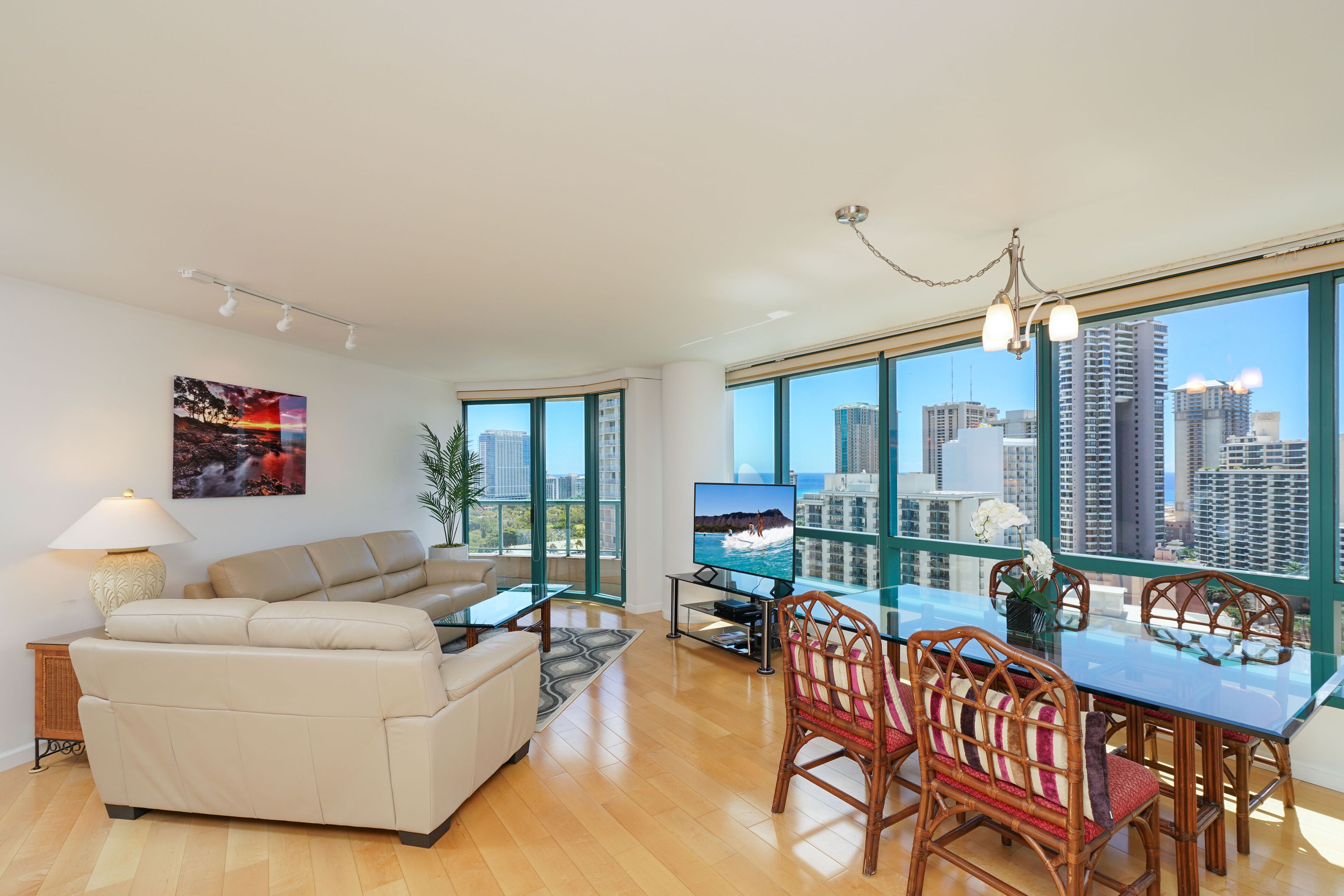 Luxurious High floor Waikiki Landmark Condo, Ocean & Diamond Head views!