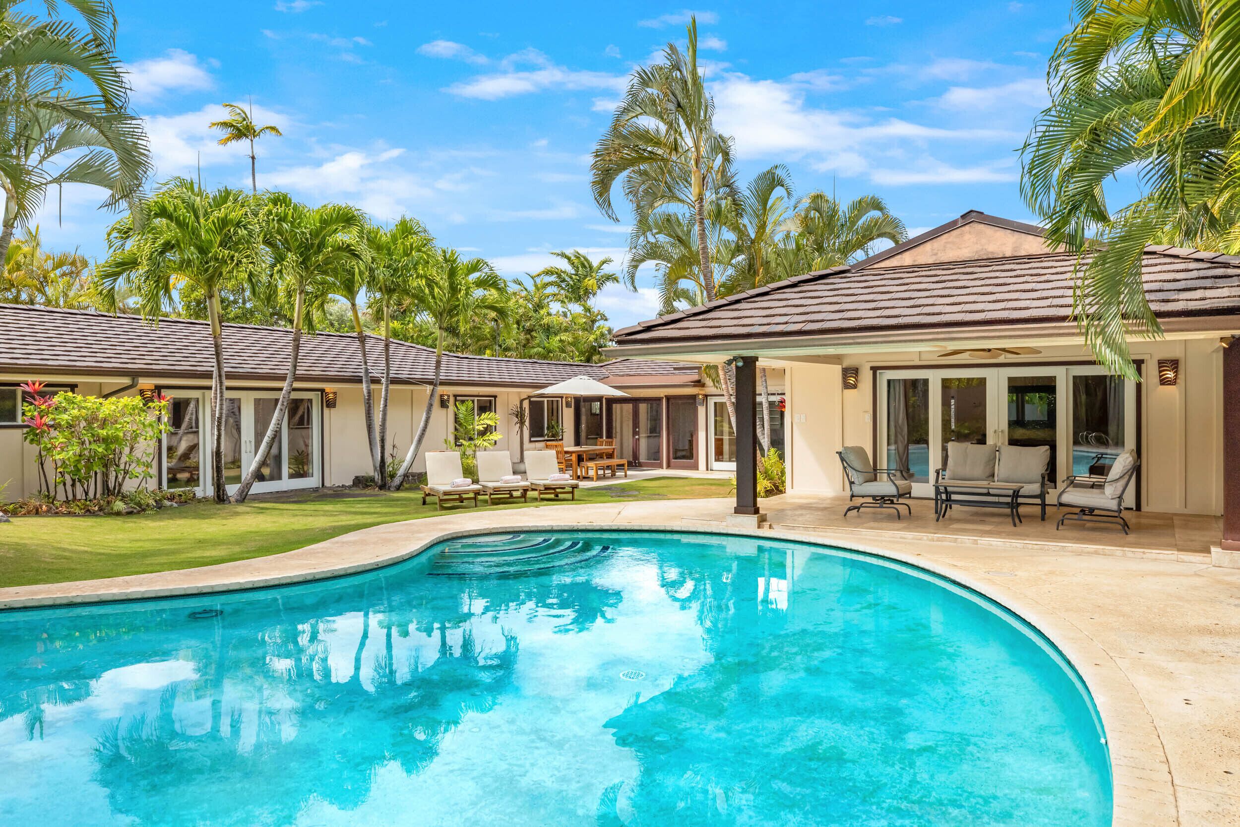 Kahala Breeze: Modern Tropical Home with Pool & Private Yard