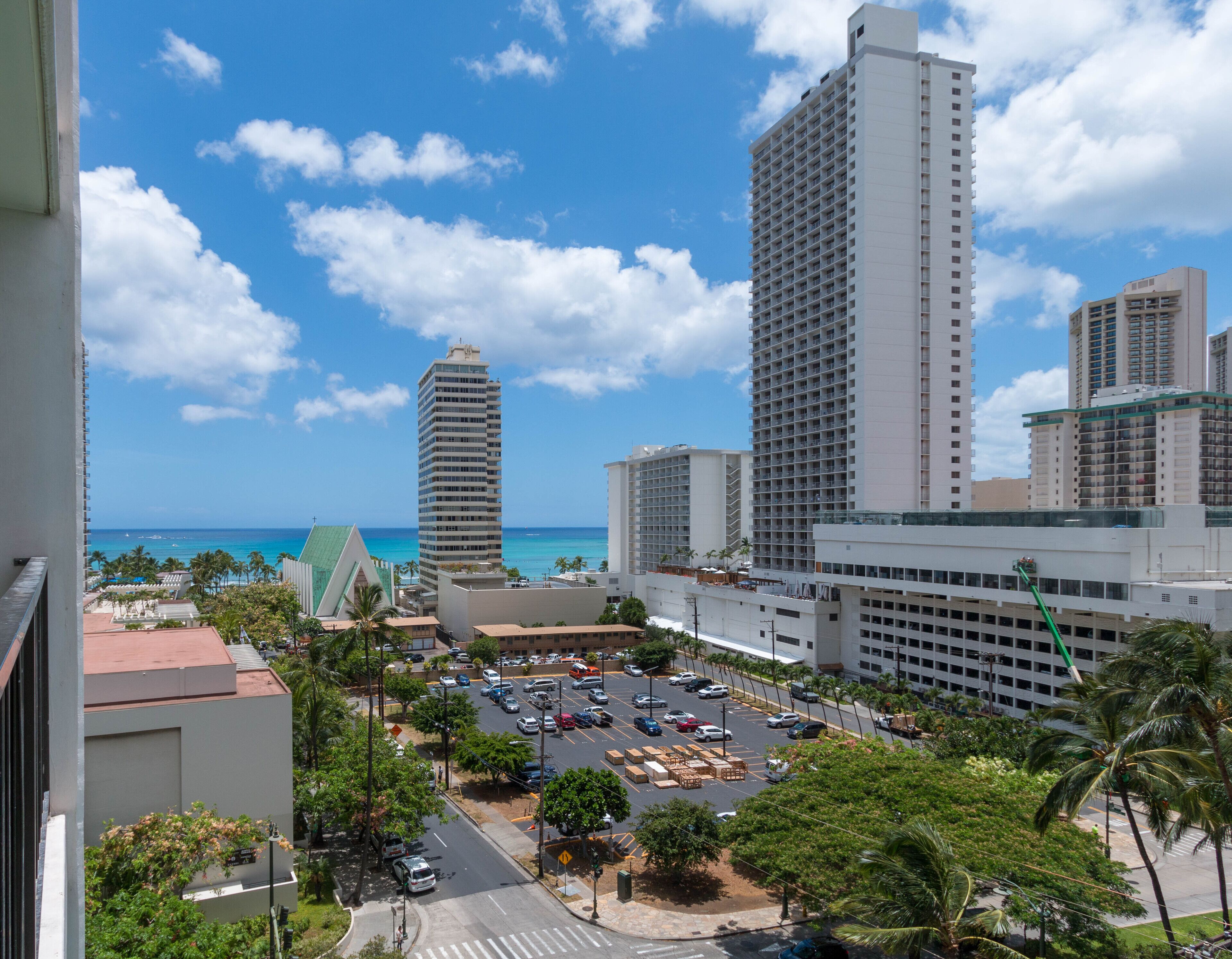 Waikiki Banyan OCEAN VIEW REMODELED - "Ohana Suite" , free parking, lots of amenities!