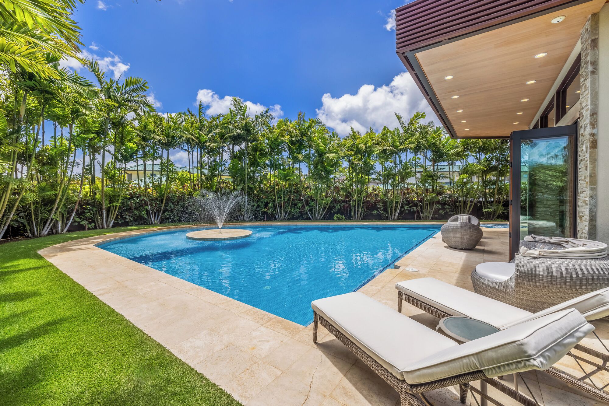 Kahala Grand Splendor: Private Home with Pool, Spa, AC & Lush Landscaping