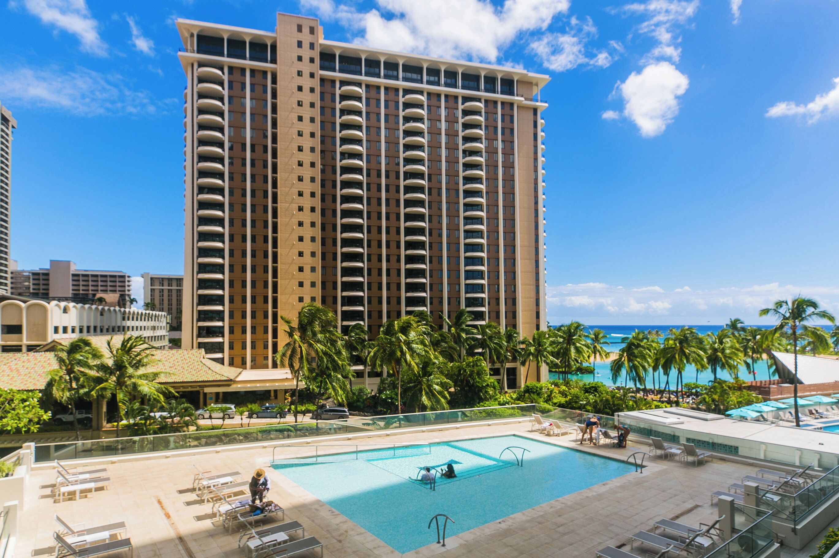 Perfect Location In Waikiki, Near Beach, Shopping, and Dining!
