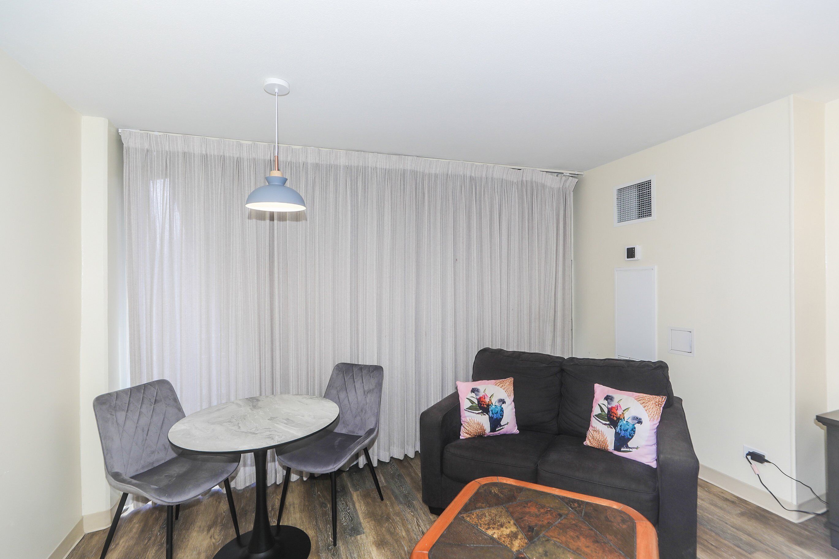 Near Waikiki Beach, Spacious Studio With Full Kitchen!