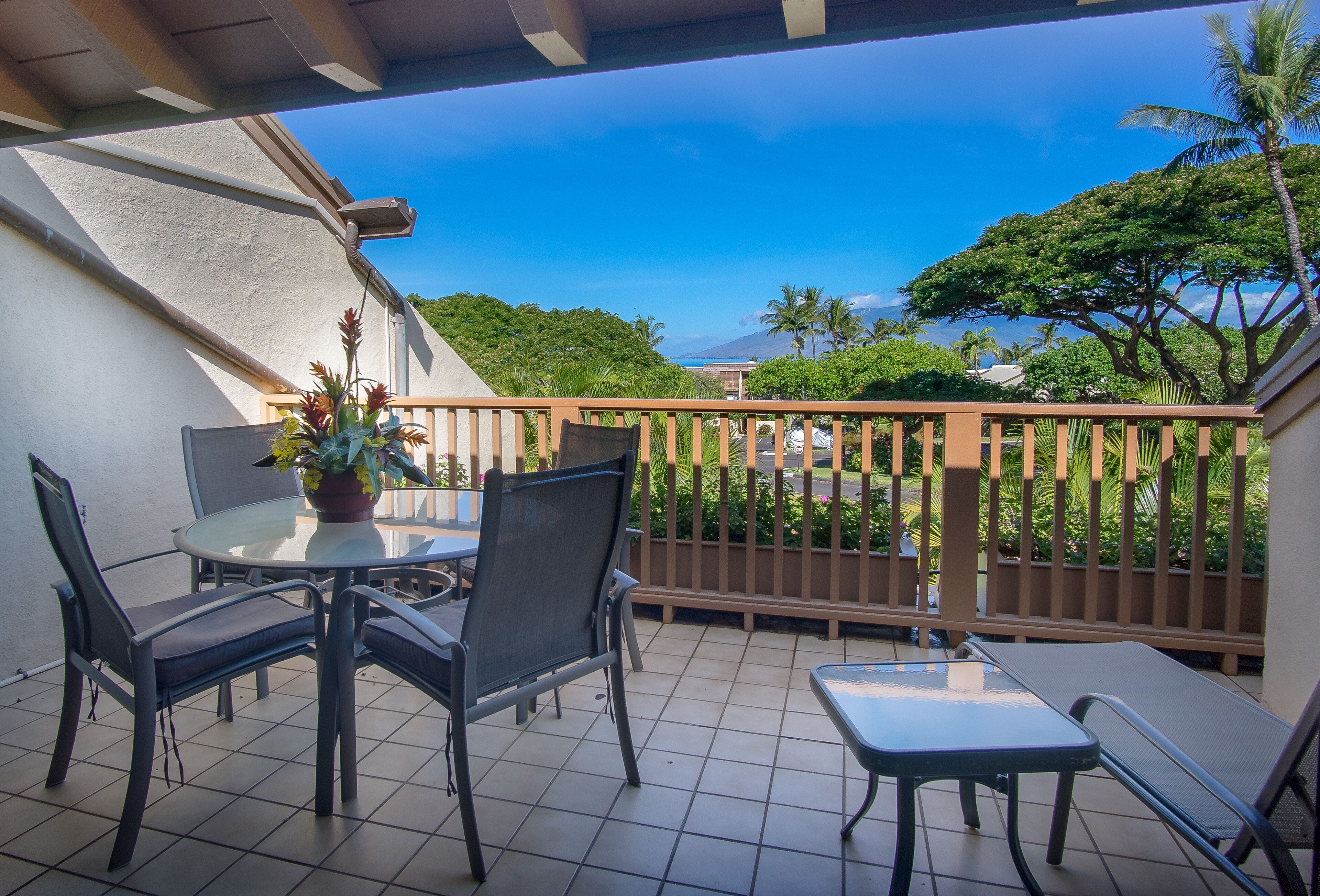 Maui Kamaole B214: Ocean view, 2 Bedroom condo with Tropical Hawaiian furni