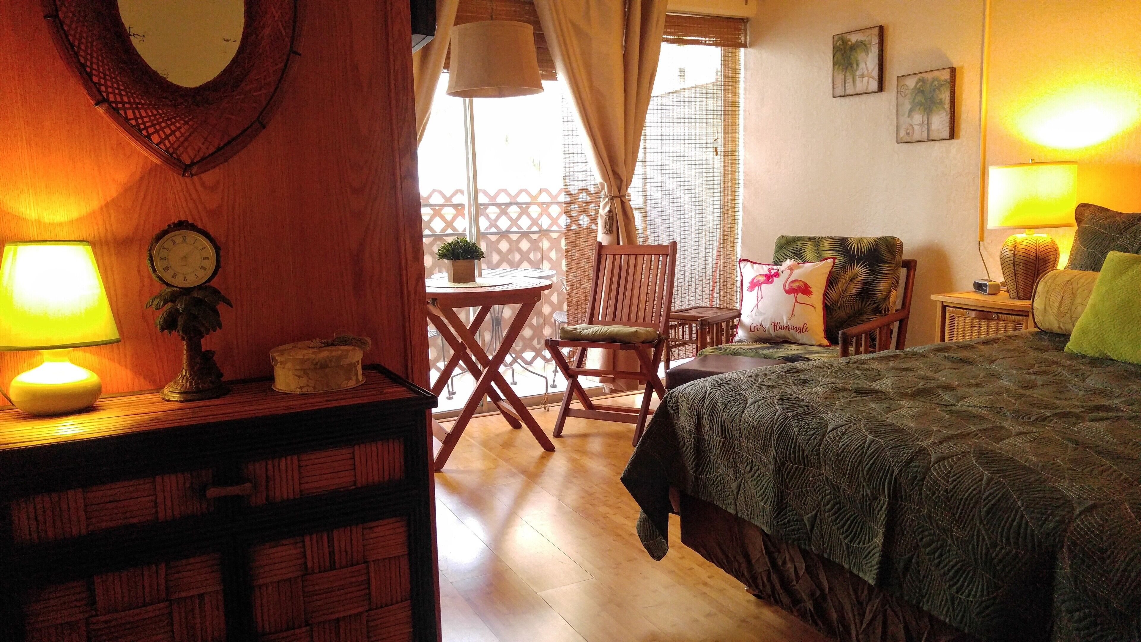 Lucky you! Sleeps 2! Tropical Studio One Block to Waikiki Beach! Kitchen too!