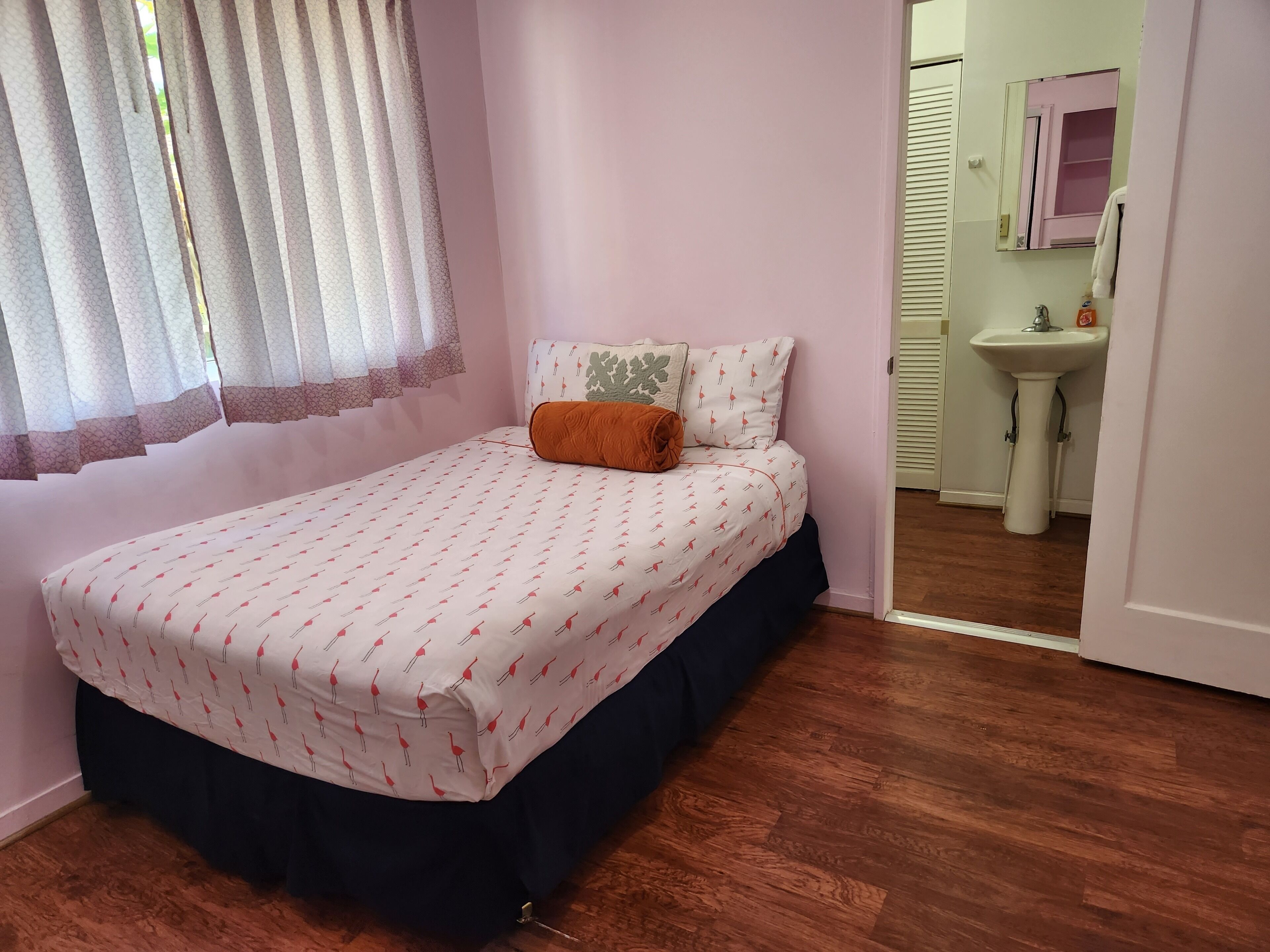 Beautiful & Convenient 1 Bedroom/living Room With Free Parking!!