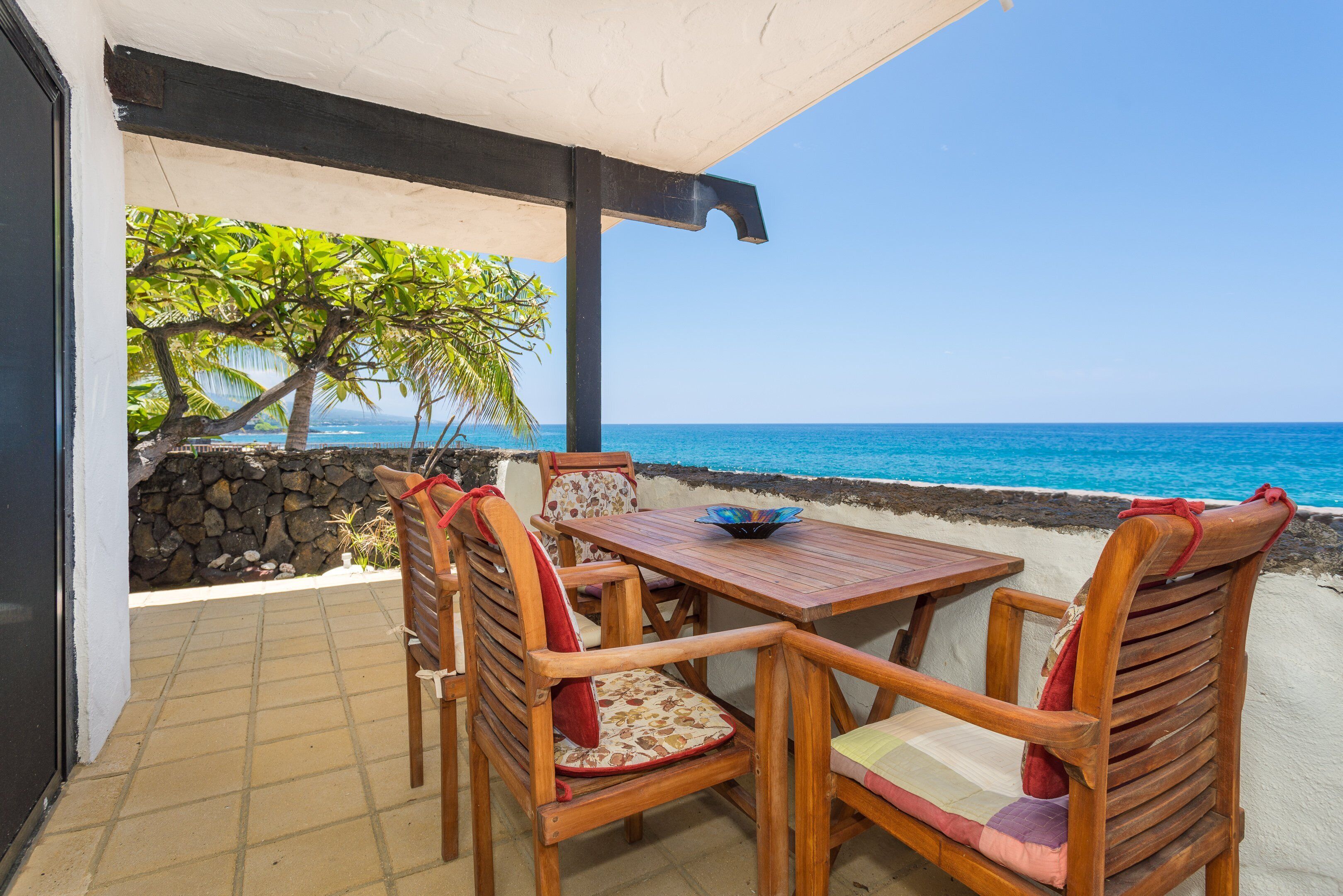 Wonderful 🌺 Oceanfront 🐳 Newly Renovated Condo! - Casa de Emdeko 138 👣