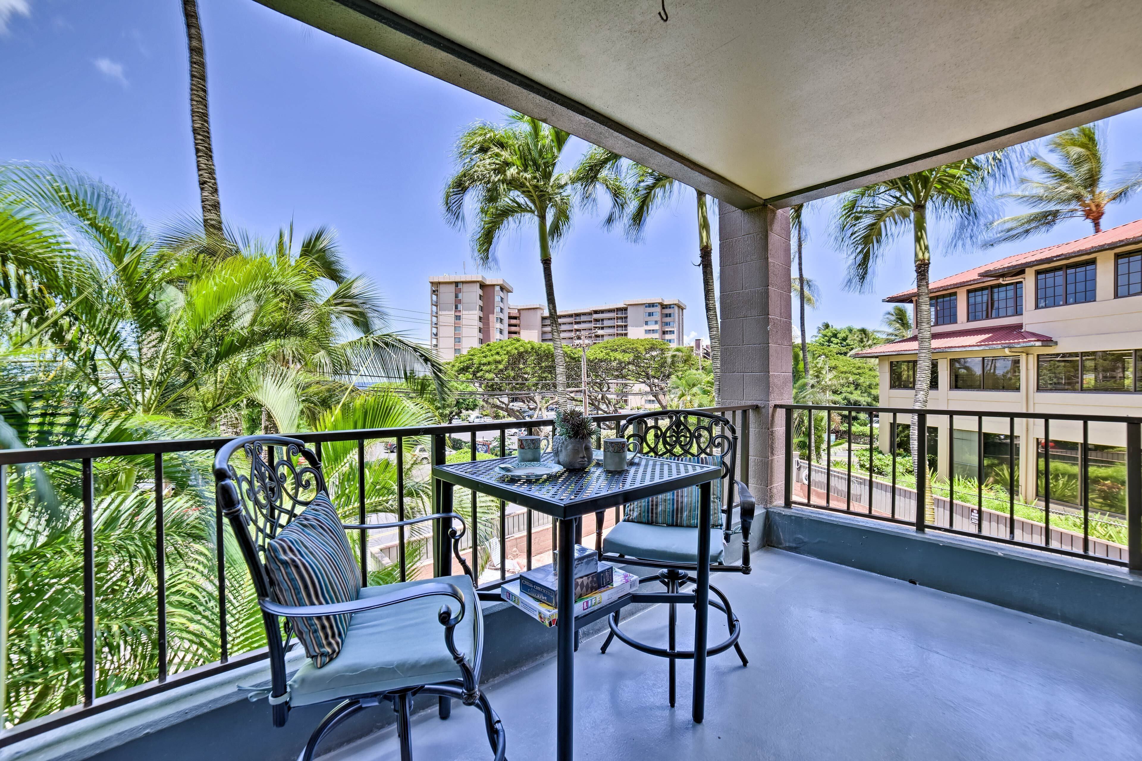 Chic West Maui Condo w/ Pool - Walk to Beach!