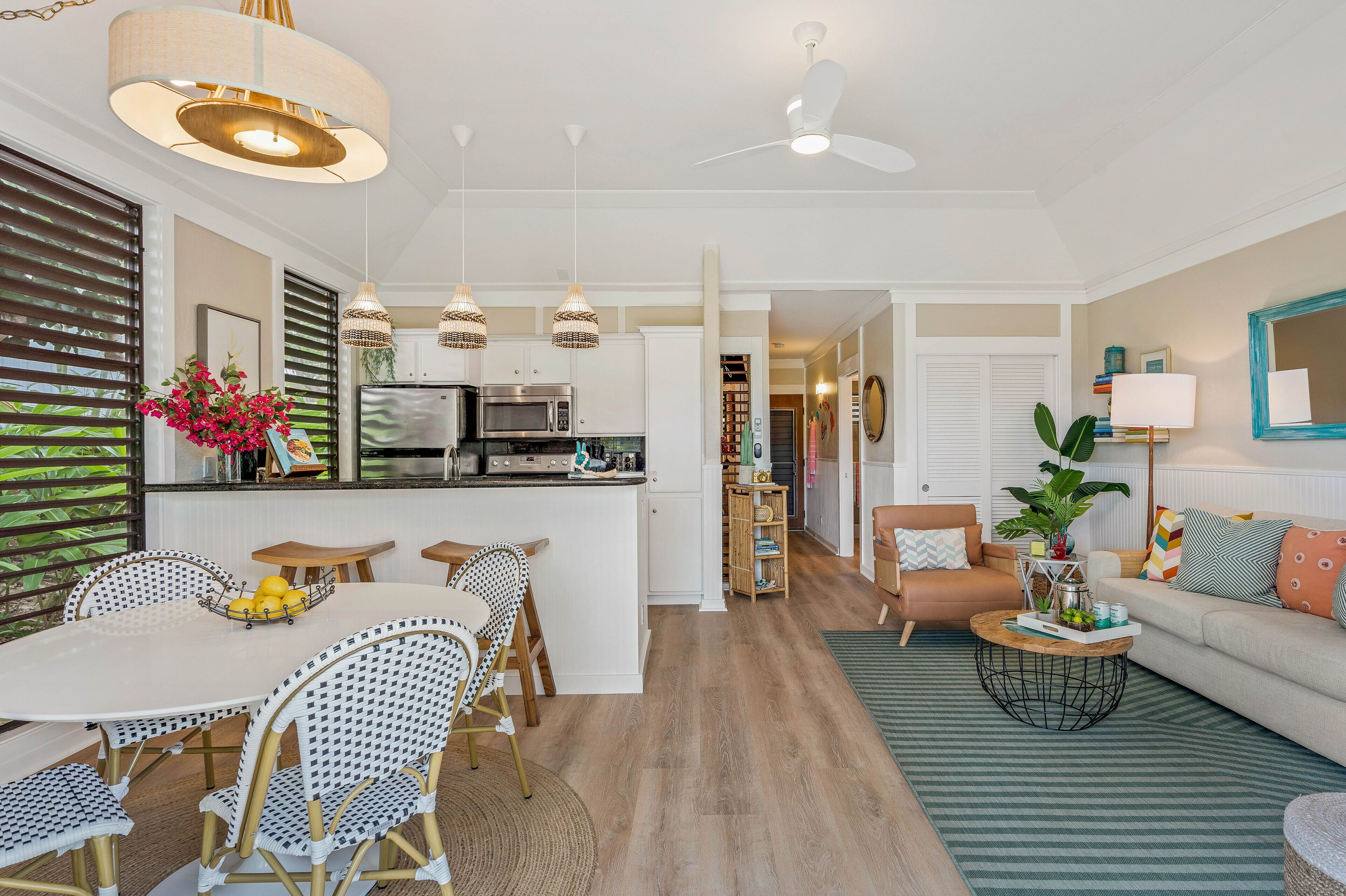 Sunny Side Waves-Beachfront Property-Ground Floor, Corner Unit-Sleeps 5-Remodel