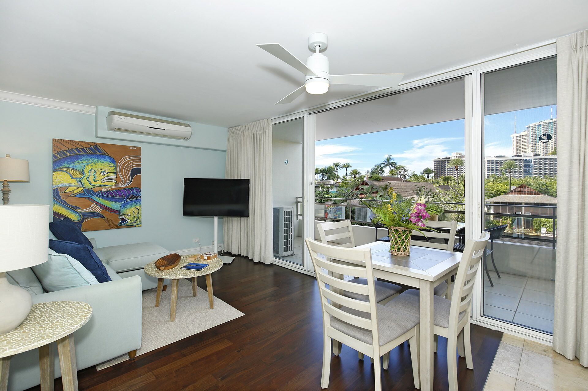 Heart of Waikiki! Lower Floor! Great Location! Washlet!