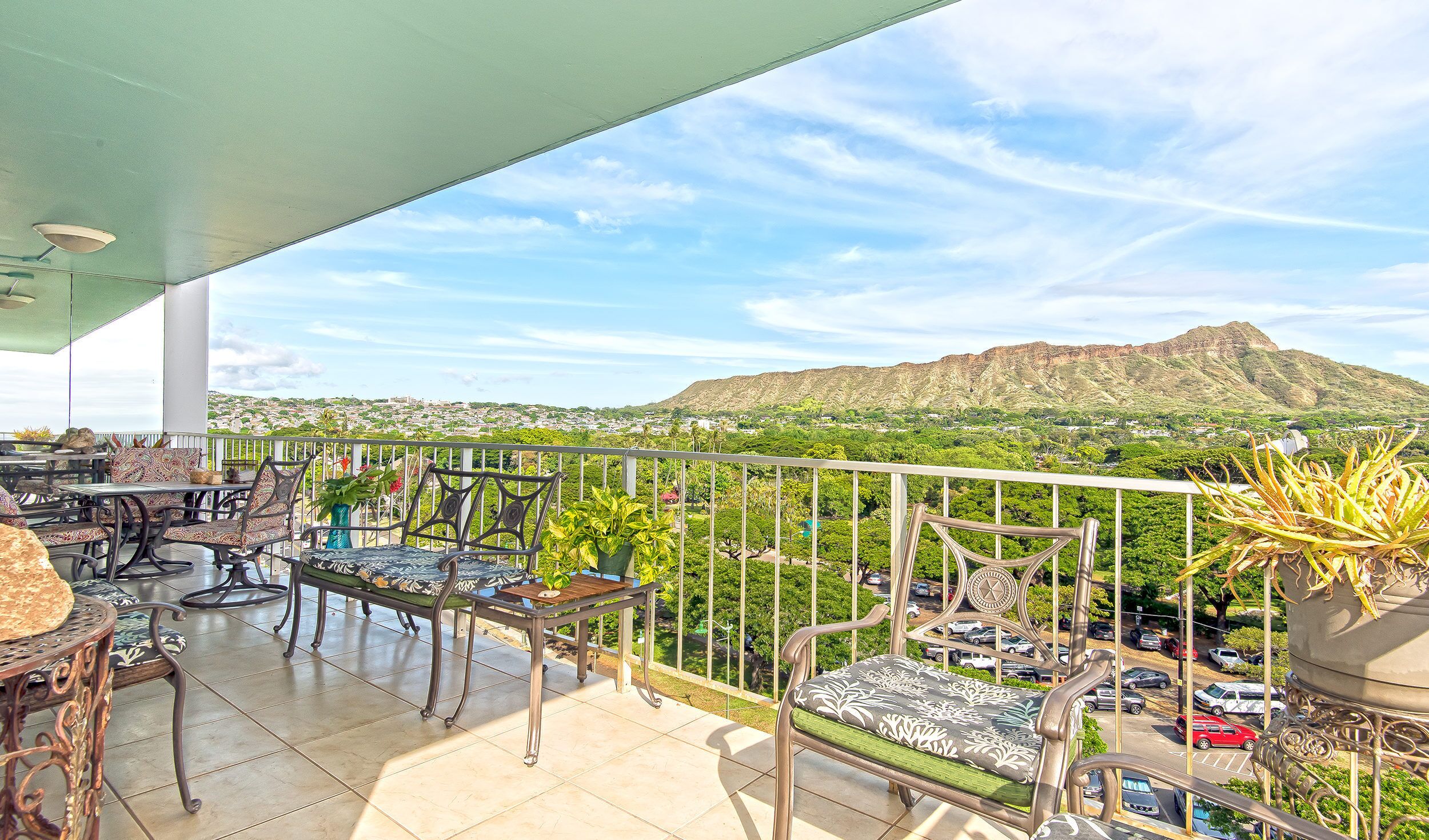 Picturesque views of the ocean and Diamond Head
