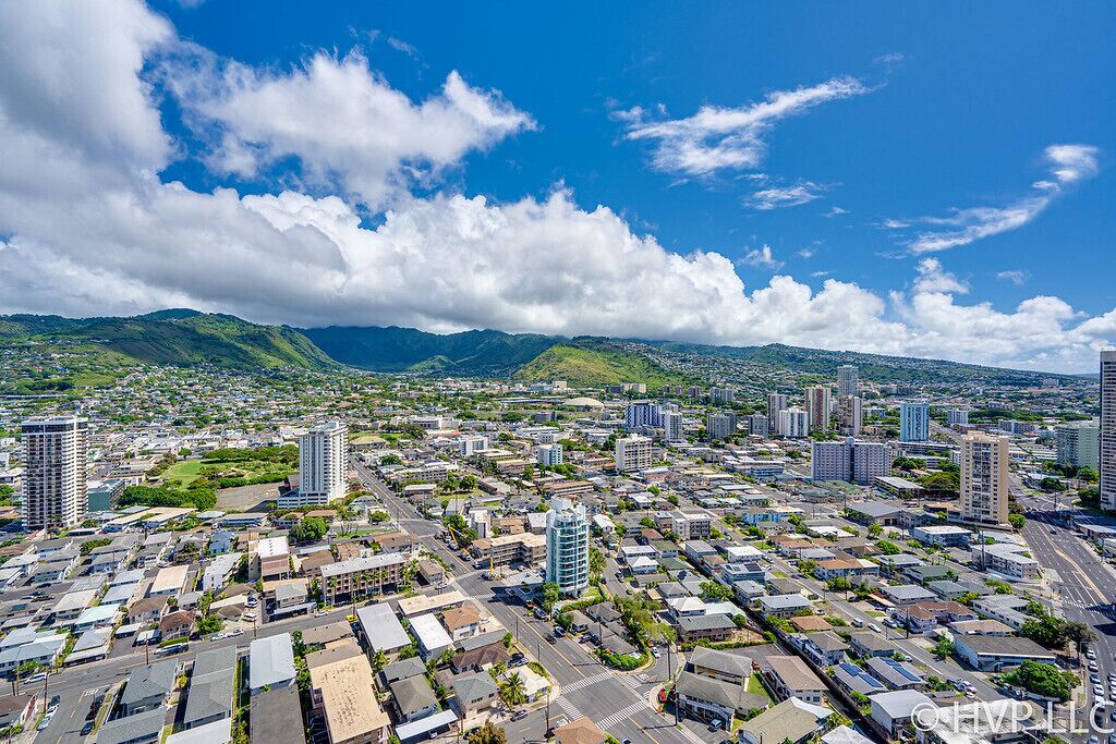 Luxury 3 Br Penthouse Panoramic Canal, Mountain, City views 90 Nt Min. furnished, 2 parking