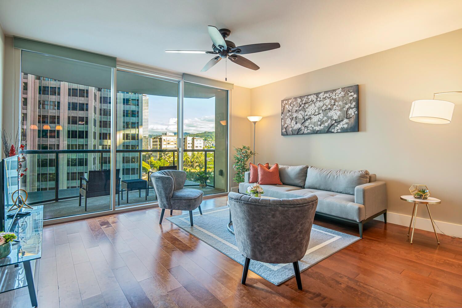 Luxury Living in Allure Waikiki with Free Parking