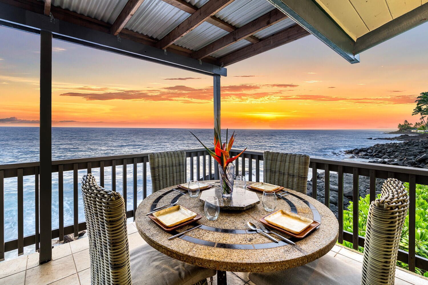 The Cottage: Oceanfront Honeymoon Retreat w/Gorgeous Views, By Kahalu'u Beaches