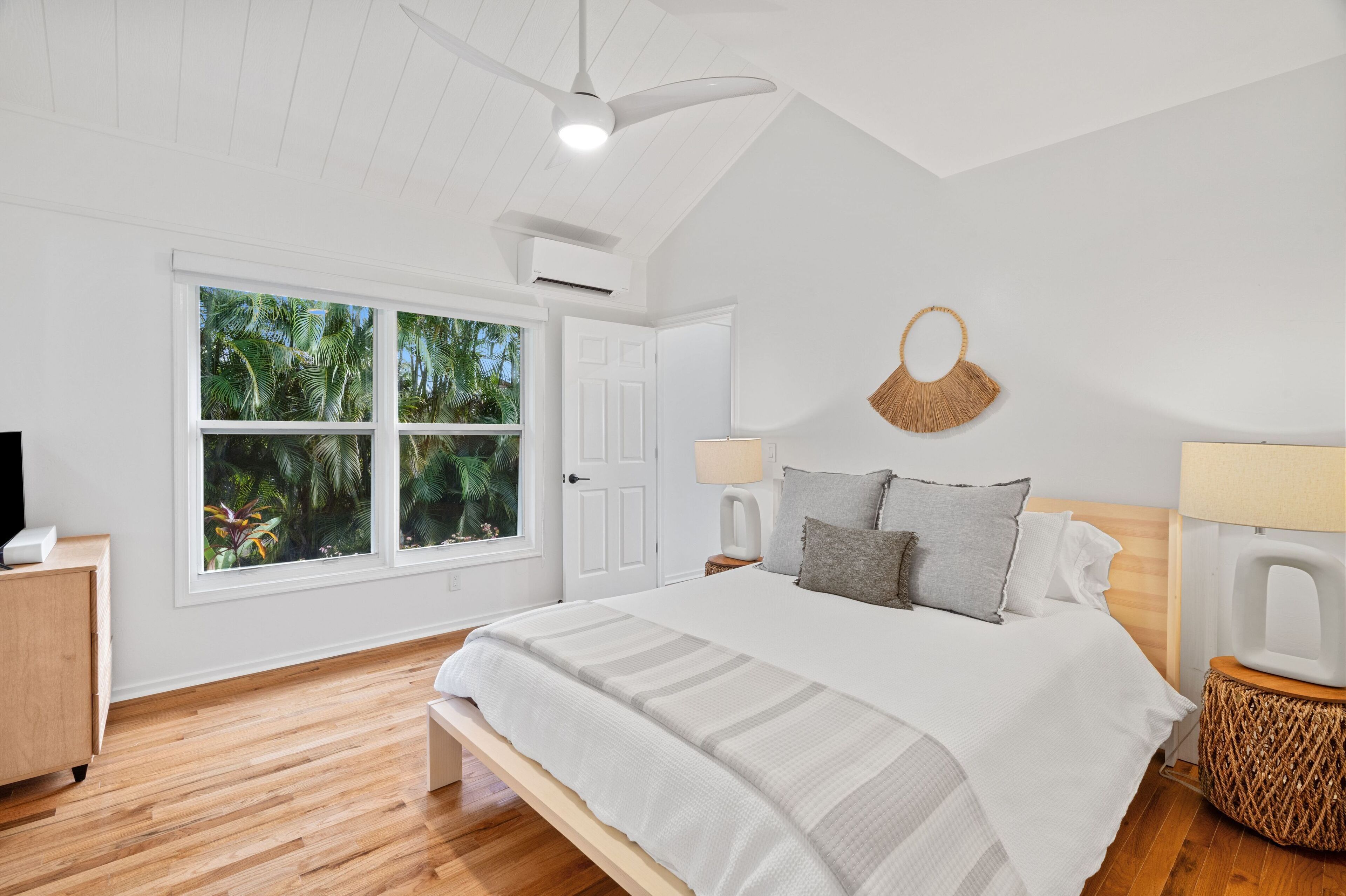 NEW cozy and modern remodeled home with a peekaboo view of Hanalei Bay.