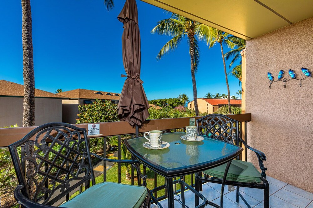 Beautifully upgraded condo in Maui Vista steps from world class beaches.