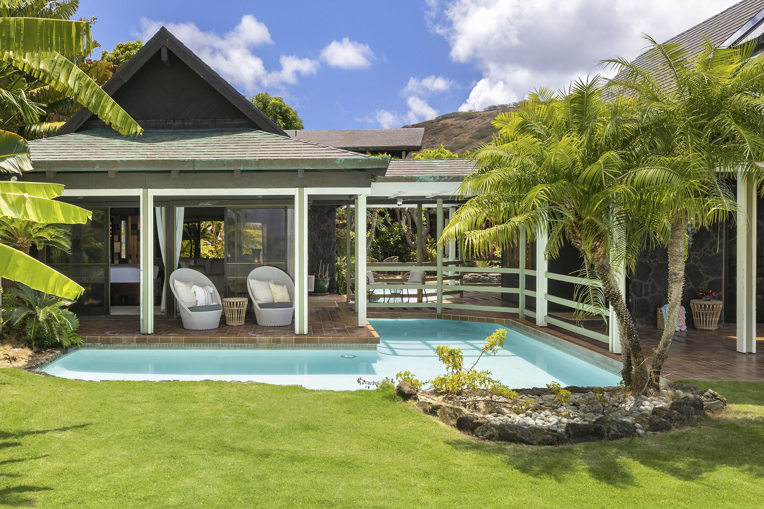 Lavish Oceanfront Estate w/Pool, Spa & AC - Close to Beaches: Maunalua Sunset