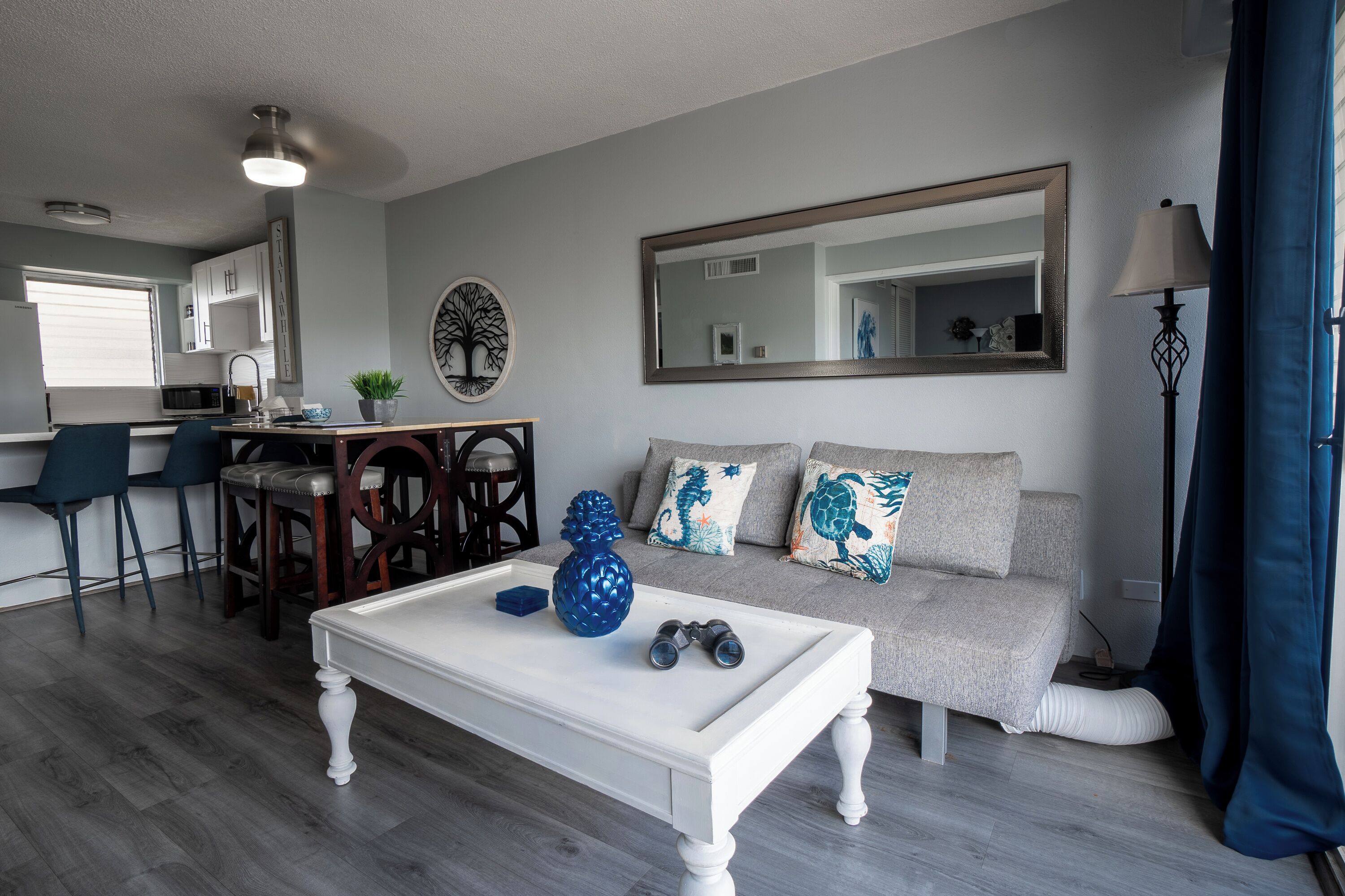 Modern remodeled 2bdrm/1bath Condo/Free Parking on Property/Sleeps 6/Great Views