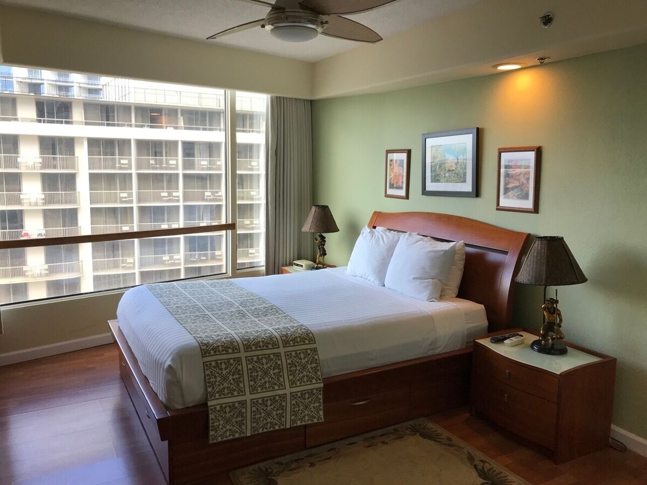 This apartment is a 1 bedroom(s), 2 bathrooms, located in Honolulu, HI.