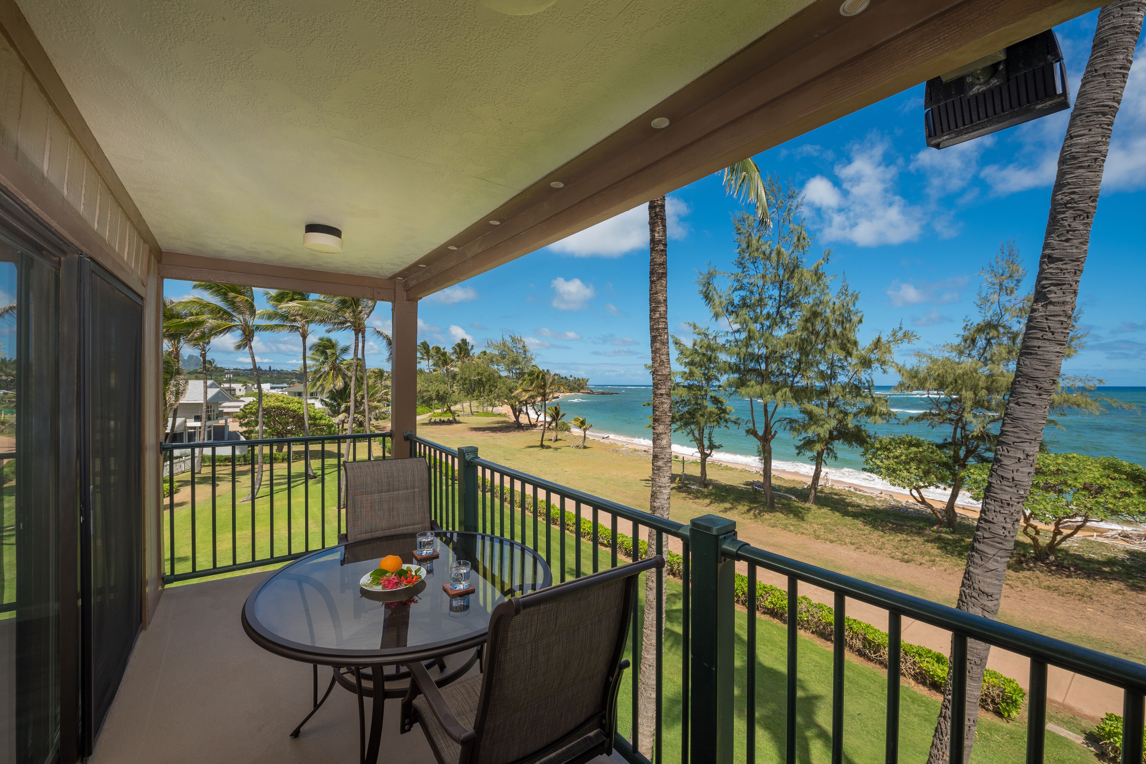 **RENOVATED 07/20!** Corner Beachfront Penthouse in Kapa'a w/AC!!