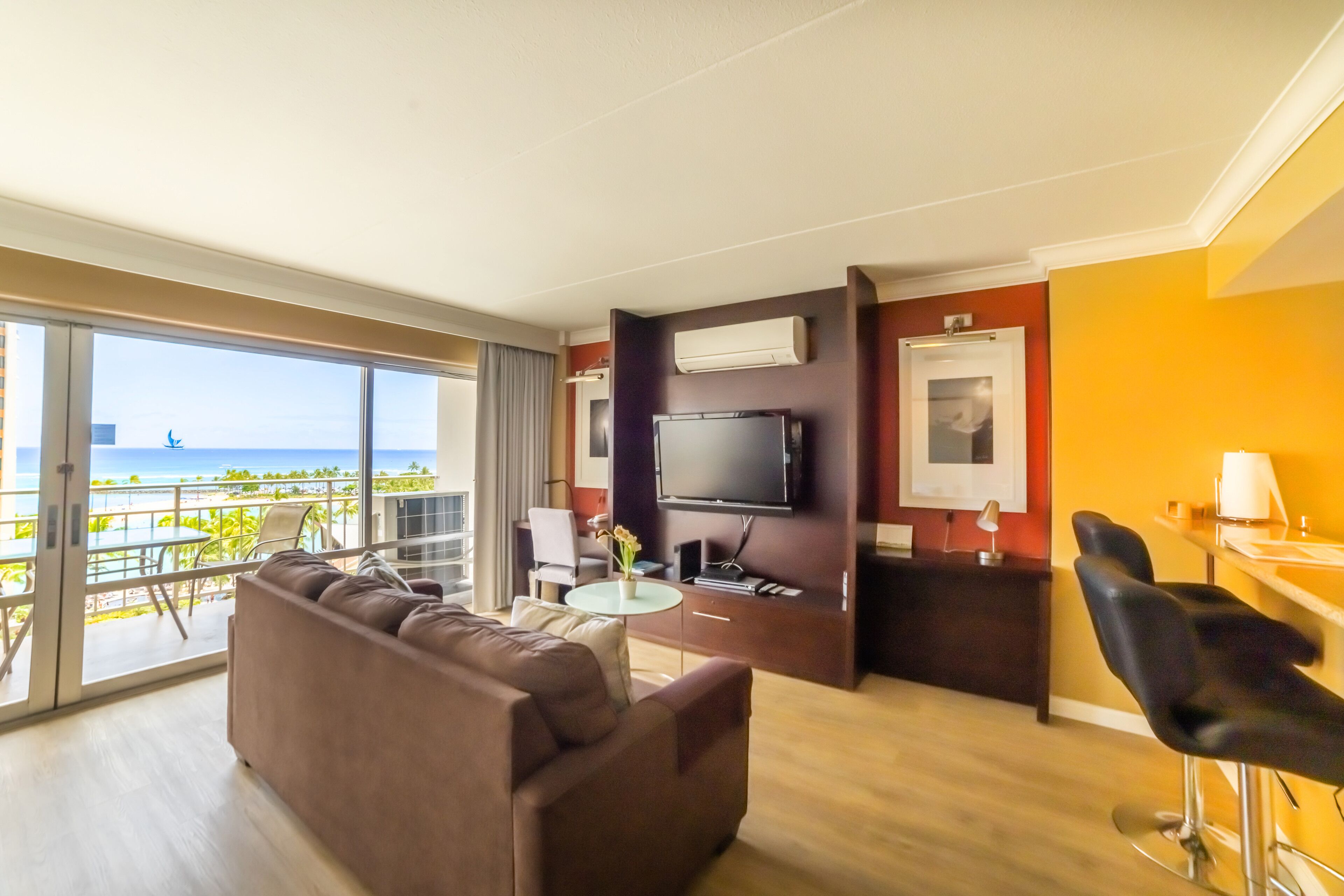 Luxury Ilikai Ocean View Studio! *NO RESORT FEES! FREE WIFI*