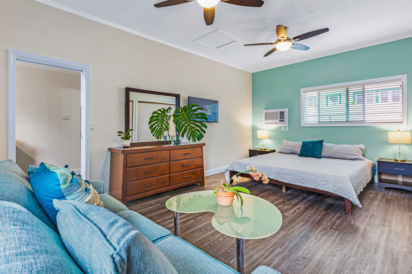 Newly Renovated Modern Cottage: Walk into Historic Wailuku Town!