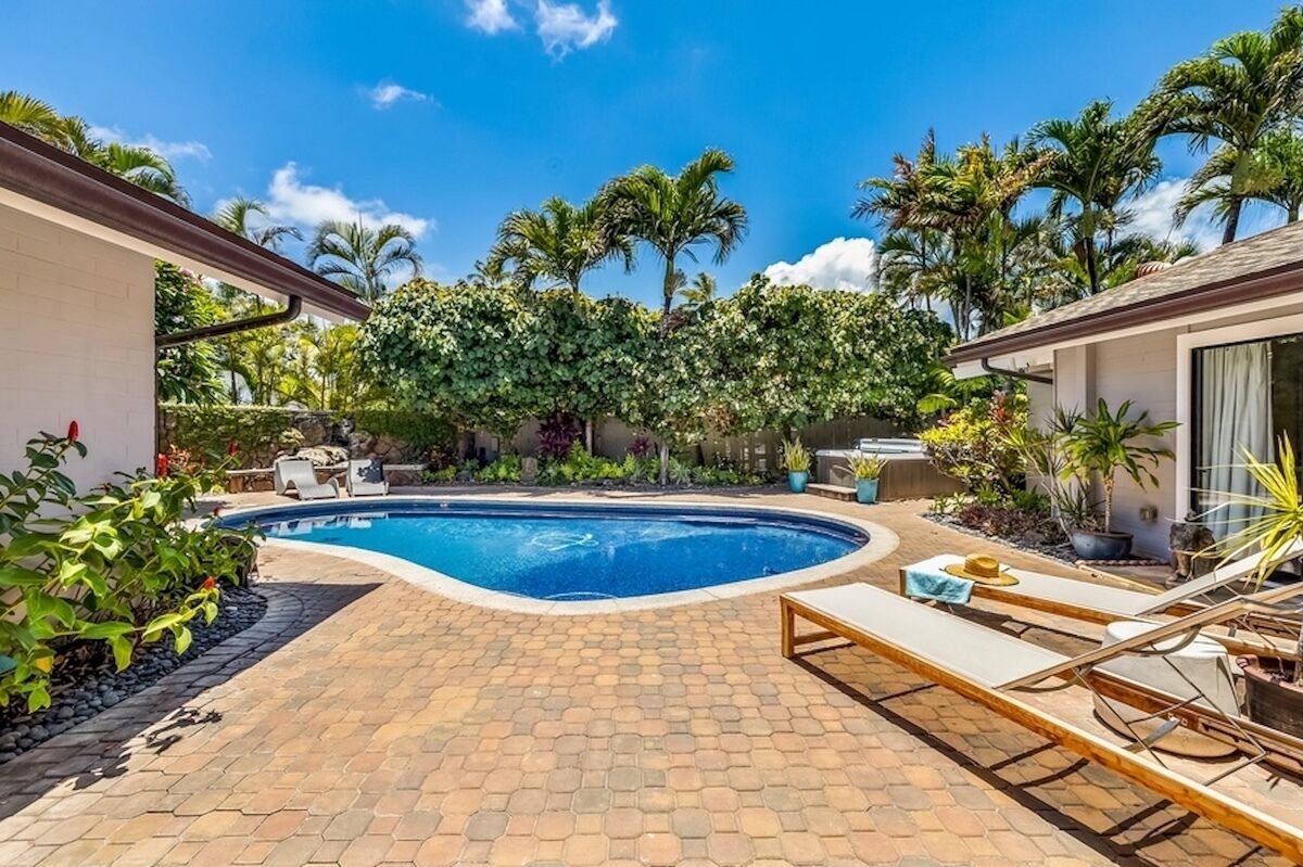 Hale Ohana: Kailua Retreat w/hot tub, Tropical Pool, Walk to Beach