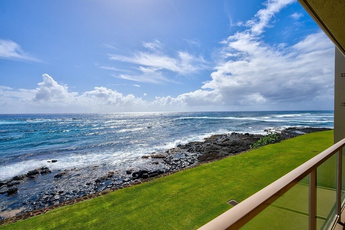 Ocean Front, Kuhio Shores, 30 ft = 9 m from water!  A/C